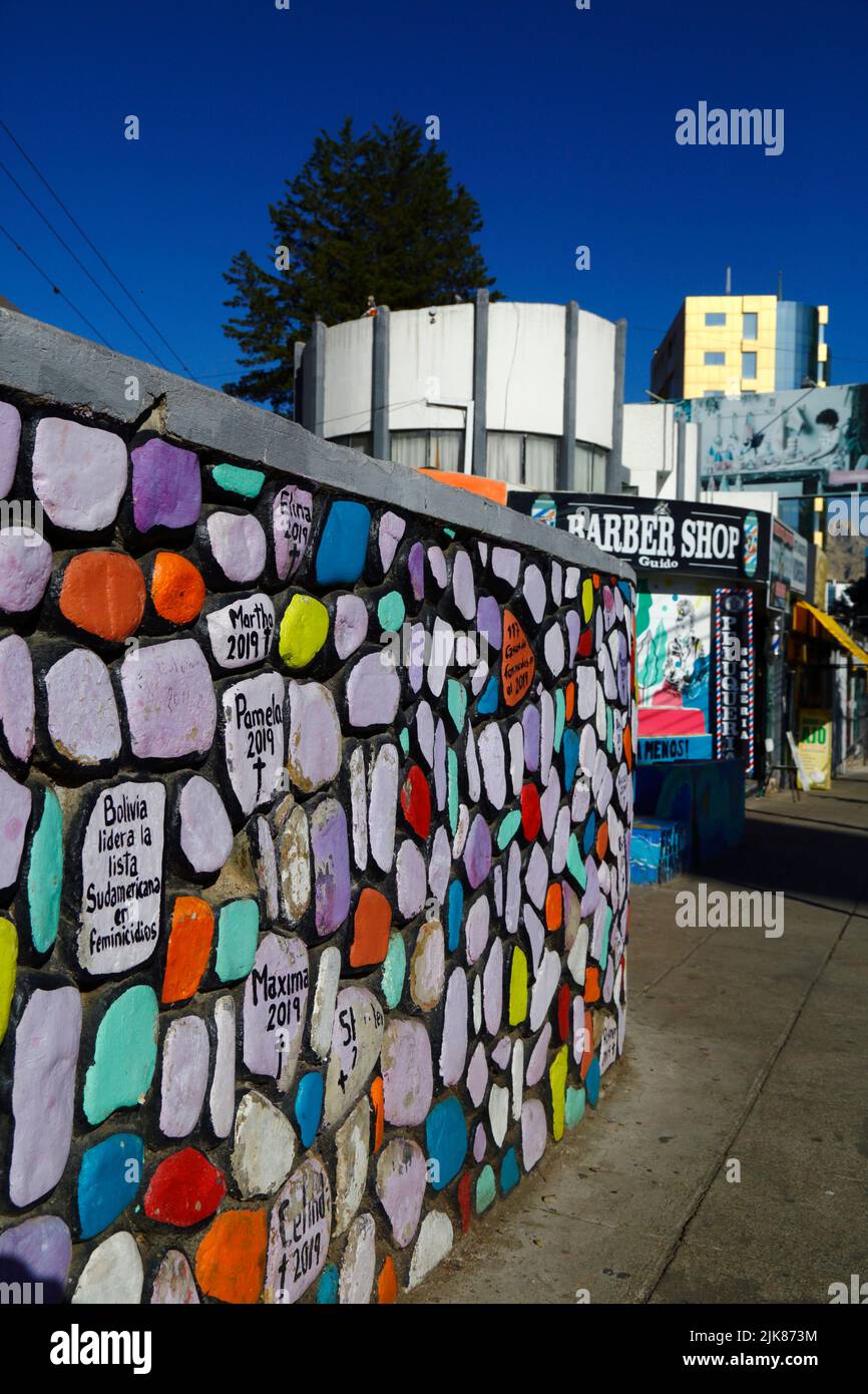 29th giugno 2022, Calacoto, la Paz, Bolivia. Dettaglio di graffiti murales di gruppi femministi su un muro nel distretto di la Paz zona sur protestando contro la violenza contro le donne, il numero di femminicidi e la lentezza del sistema giudiziario nel trattare i casi. Foto Stock