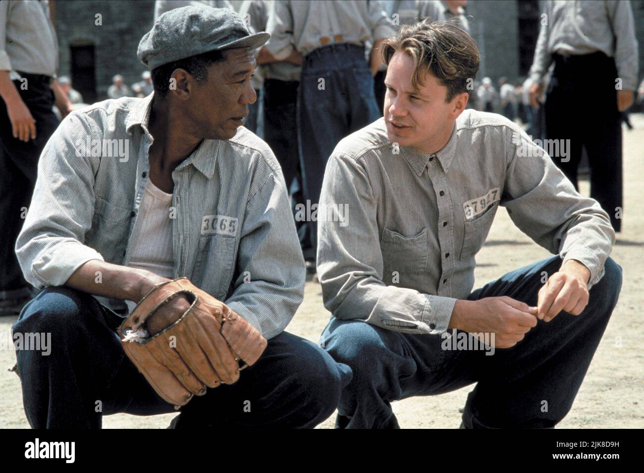 Morgan Freeman & Tim Robbins Film: The Shawshank Redemption (USA 1994) personaggi: Ellis Boyd 'Red' Redding & Andy Dufresne / Literaturverfilmung Nach Der Novelle 'Frühlingserwachen: Pin-Up' (basato sulla novella 'Rita Hayworth and Shawshank Redemption' di Stephen King) regista: Frank Darabont 10 Settembre 1994 **ATTENZIONE** questa foto è solo per uso editoriale ed è il copyright di COLUMBIA e/o del fotografo assegnato dalla Film o dalla Production Company e può essere riprodotto solo da pubblicazioni in concomitanza con la promozione del suddetto Film. Un credito obbligatorio per COLUMBIA è Foto Stock