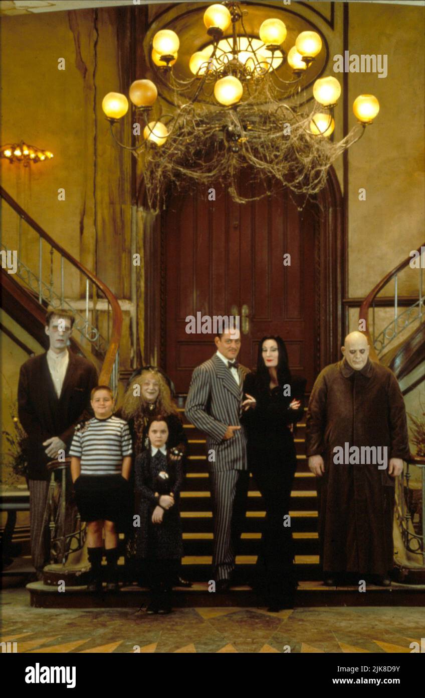 Carol Kane, Christina Ricci, Raul Julia, Carel Struycken, Anjelica Huston, Christopher Lloyd & Jimmy Workman Film: Addams Family Values (USA 1993) personaggi: Grandma, Wednesday Addams, Gomez Addams, Lurch, Morticia Addams, Zio Fester Addams, Pugsley Addams Direttore: Barry Sonnenfeld 19 novembre 1993 **AVVISO** questa fotografia è esclusivamente ad uso editoriale ed è copyright delle IMMAGINI DI PRIMARIA IMPORTANZA e/o del fotografo assegnato dalla Film o dalla Società di produzione e può essere riprodotta solo da pubblicazioni in concomitanza con la promozione del suddetto Film. Un credito obbligatorio a PARAMOUNT P Foto Stock