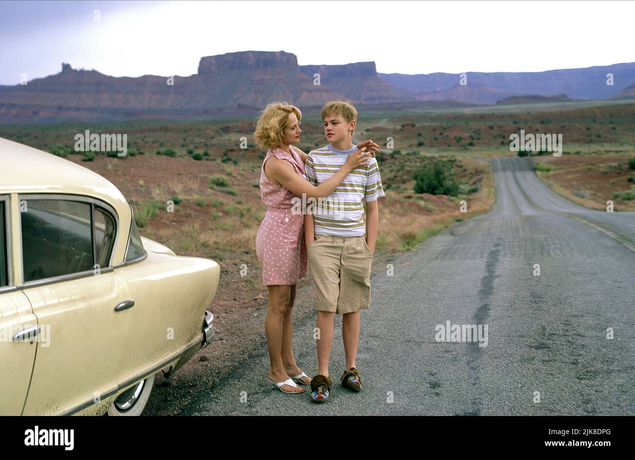 Ellen Barkin, Leonardo Dicaprio Film: The Boy'S Life (USA 1993) personaggi: Caroline Wolff Hansen, Tobias 'Toby' Wolff regista: Michael Caton-Jones 09 aprile 1993 **AVVISO** questa fotografia è solo per uso editoriale ed è copyright di WARNER BROS. E/o del fotografo assegnato dalla Film o dalla Production Company e può essere riprodotta solo da pubblicazioni in concomitanza con la promozione del suddetto Film. È richiesto un credito obbligatorio per WARNER BROS. Il fotografo deve essere accreditato anche quando è noto. Nessun uso commerciale può essere concesso senza autorizzazione scritta da parte del Film Compan Foto Stock