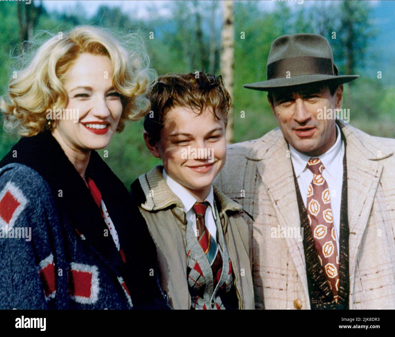 Ellen Barkin, Leonardo Dicaprio e Robert De Niro Film: The Boy'S Life (USA 1993) personaggi: Caroline Wolff Hansen, Tobias 'Toby' Wolff & Dwight Hansen regista: Michael Caton-Jones 09 aprile 1993 **AVVISO** questa fotografia è solo per uso editoriale ed è copyright di WARNER BROS. E/o del fotografo assegnato dalla Film o dalla Production Company e può essere riprodotta solo da pubblicazioni in concomitanza con la promozione del suddetto Film. È richiesto un credito obbligatorio per WARNER BROS. Il fotografo deve essere accreditato anche quando è noto. Nessun uso commerciale può essere concesso senza scrittura Foto Stock