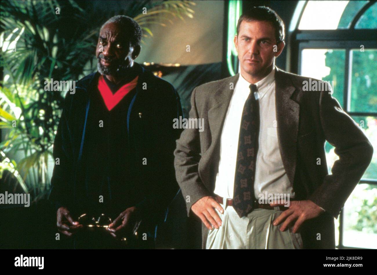 Bill Cobbs & Kevin Costner Film The Bodyguard (USA 1992) personaggi: Devaney, Frank Farmer regista: Mick Jackson 25 novembre 1992 **ATTENZIONE** questa fotografia è solo per uso editoriale ed è copyright DELLA WARNER BROS. E/o il fotografo assegnato dalla Film o dalla Production Company e può essere riprodotto solo da pubblicazioni in concomitanza con la promozione del suddetto Film. Un credito obbligatorio alla WARNER BROS. è obbligatorio. Il fotografo deve essere accreditato anche se conosciuto. Nessun uso commerciale può essere concesso senza l'autorizzazione scritta di The Film Company. Foto Stock