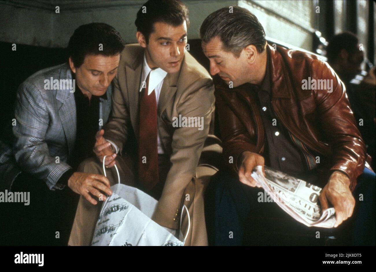 Joe Pesci, Ray Liotta & Robert De Niro Film: Goodfellas (USA 1990) personaggi: Tommy DeVito, Henry Hill, James 'Jimmy' Conway regista: Martin Scorsese 12 settembre 1990 **ATTENZIONE** questa fotografia è solo per uso editoriale ed è il copyright di WARNER BROS. / BARRY WETCHER e/o il fotografo assegnato dalla Film o dalla Production Company e può essere riprodotto solo da pubblicazioni in concomitanza con la promozione del suddetto Film. Un credito obbligatorio per WARNER BROS. / BARRY WETCHER è obbligatorio. Nessun uso commerciale può essere concesso senza l'autorizzazione scritta della Film Company. Foto Stock