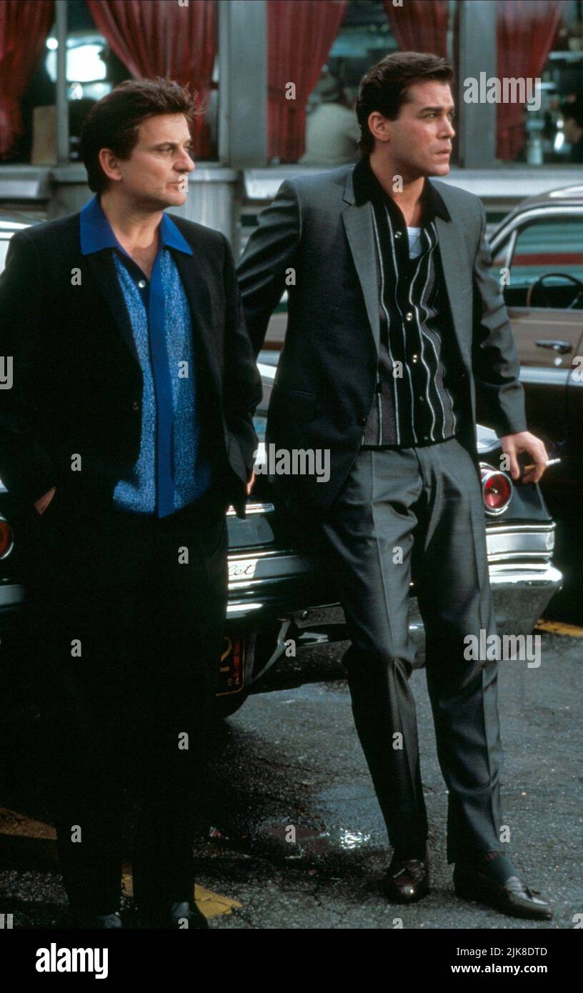 Joe Pesci & Ray Liotta Film: Goodfellas (USA 1990) personaggi: Tommy DeVito, Henry Hill regista: Martin Scorsese 12 settembre 1990 **AVVERTIMENTO** questa foto è solo per uso editoriale ed è il copyright di WARNER BROS. / BARRY WETCHER e/o il fotografo assegnato dalla Film o dalla Production Company e può essere riprodotto solo da pubblicazioni in concomitanza con la promozione del suddetto Film. Un credito obbligatorio per WARNER BROS. / BARRY WETCHER è obbligatorio. Nessun uso commerciale può essere concesso senza l'autorizzazione scritta della Film Company. Foto Stock