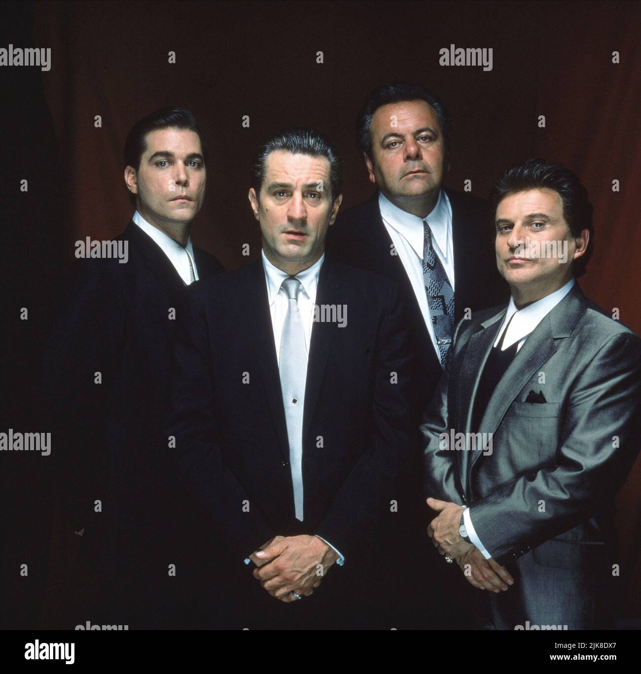 Ray Liotta, Robert De Niro, Paul Sorvino & Joe Pesci Film: Goodfellas (USA 1990) personaggi: Henry Hill, James 'Jimmy' Conway, Paul Cicero, Tommy DeVito regista: Martin Scorsese 12 settembre 1990 **AVVERTIMENTO** questa fotografia è solo per uso editoriale ed è il copyright di WARNER BROS. / BARRY WETCHER e/o il fotografo assegnato dalla Film o dalla Production Company e può essere riprodotto solo da pubblicazioni in concomitanza con la promozione del suddetto Film. Un credito obbligatorio per WARNER BROS. / BARRY WETCHER è obbligatorio. Nessun uso commerciale può essere concesso senza l'autorizzazione scritta da parte di Th Foto Stock