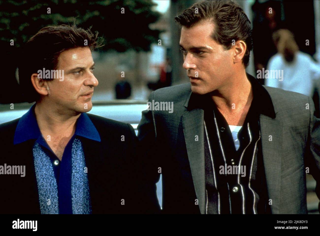 Joe Pesci & Ray Liotta Film: Goodfellas (USA 1990) personaggi: Tommy DeVito, Henry Hill regista: Martin Scorsese 12 settembre 1990 **AVVERTIMENTO** questa foto è solo per uso editoriale ed è il copyright di WARNER BROS. / BARRY WETCHER e/o il fotografo assegnato dalla Film o dalla Production Company e può essere riprodotto solo da pubblicazioni in concomitanza con la promozione del suddetto Film. Un credito obbligatorio per WARNER BROS. / BARRY WETCHER è obbligatorio. Nessun uso commerciale può essere concesso senza l'autorizzazione scritta della Film Company. Foto Stock