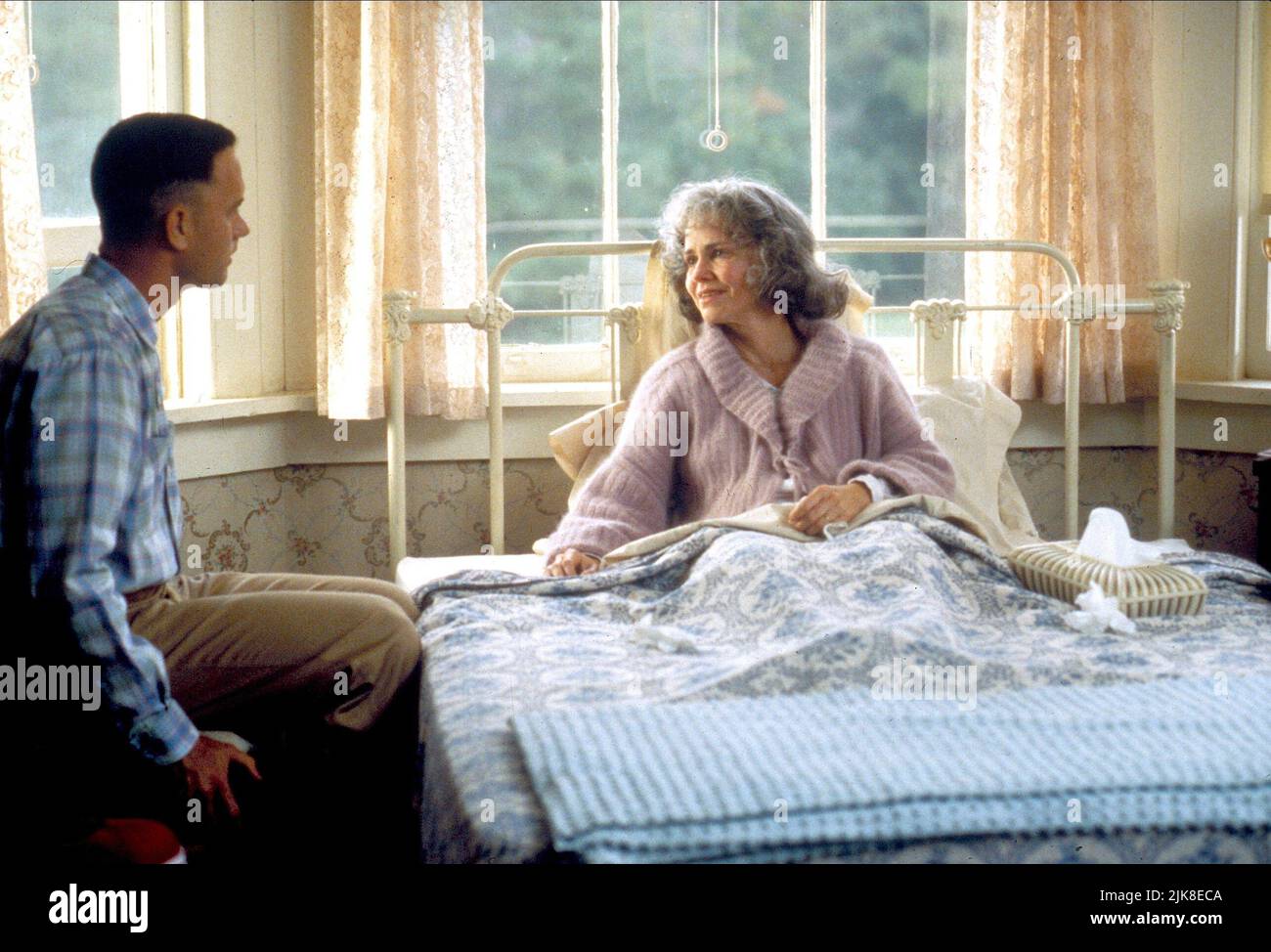 Tom Hanks & Sally Field Film: Forrest Gump (USA 1994) personaggi: Forrest Gump, Sig.ra Gump regista: Robert Zemeckis 23 Giugno 1994 **AVVISO** questa fotografia è solo per uso editoriale ed è il copyright di PARAMOUNT e/o del fotografo assegnato dalla Film o dalla Production Company e può essere riprodotta solo da pubblicazioni in concomitanza con la promozione del suddetto Film. È necessario un credito obbligatorio per PARAMOUNT. Il fotografo deve essere accreditato anche quando è noto. Nessun uso commerciale può essere concesso senza l'autorizzazione scritta della Film Company. Foto Stock