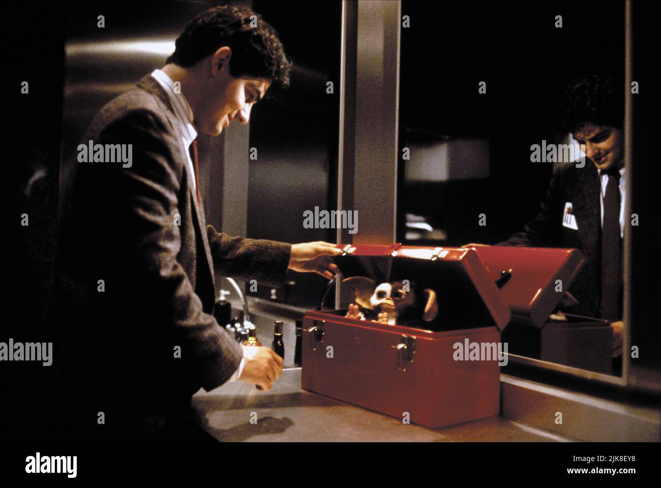 Zach Galligan & Gizmo Film Gremlins 2: The New Batch (USA 1990) personaggi: Billy Peltzer regista: Joe Dante 15 giugno 1990 **ATTENZIONE** questa fotografia è solo per uso editoriale ed è copyright DELLA WARNER BROS. E/o il fotografo assegnato dalla Film o dalla Production Company e può essere riprodotto solo da pubblicazioni in concomitanza con la promozione del suddetto Film. Un credito obbligatorio alla WARNER BROS. è obbligatorio. Il fotografo deve essere accreditato anche se conosciuto. Nessun uso commerciale può essere concesso senza l'autorizzazione scritta di The Film Company. Foto Stock