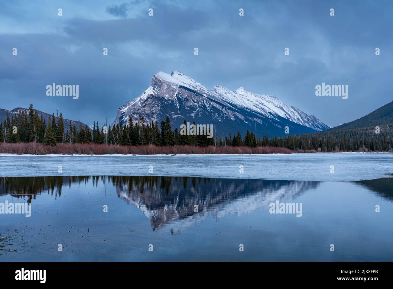 Monte Rundle riflessione nel Vermillion Lakes, Banff National Park, Alberta, Canada. Foto Stock