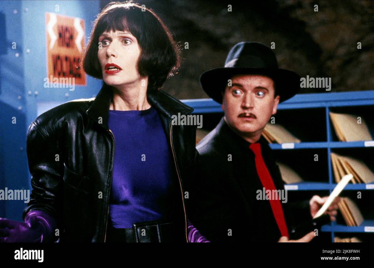 Sally Kellerman & Dave Thomas Film Boris and Natasha (1992) regista: Charles Martin Smith 17 aprile 1992 **ATTENZIONE** questa fotografia è solo per uso editoriale ed è copyright della 20TH CENTURY FOX e/o del fotografo assegnato dalla Film o Production Company e può essere riprodotta solo da pubblicazioni in concomitanza con la promozione del suddetto Film. È richiesto un credito obbligatorio a 20TH CENTURY FOX. Il fotografo deve essere accreditato anche se conosciuto. Nessun uso commerciale può essere concesso senza l'autorizzazione scritta di The Film Company. Foto Stock