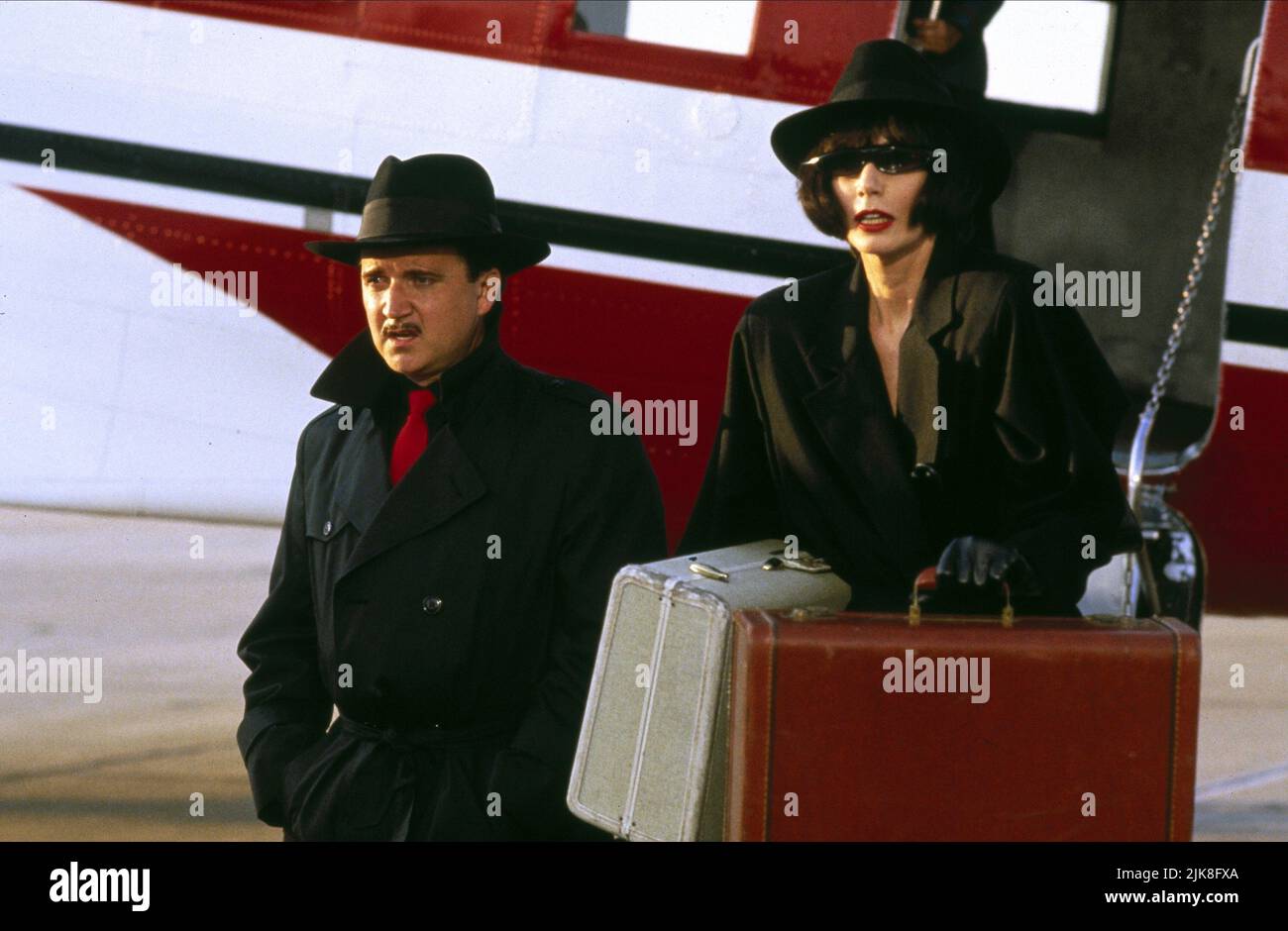 Dave Thomas & Sally Kellerman Film Boris and Natasha (1992) personaggi: Boris Badunov, Natasha fatale regista: Charles Martin Smith 17 aprile 1992 **WARNING** questa fotografia è solo per uso editoriale ed è copyright della 20TH CENTURY FOX e/o del fotografo assegnato dalla Film or Production Company e può essere riprodotta solo da pubblicazioni in concomitanza con la promozione del suddetto film. È richiesto un credito obbligatorio a 20TH CENTURY FOX. Il fotografo deve essere accreditato anche se conosciuto. Nessun uso commerciale può essere concesso senza l'autorizzazione scritta di The Film Company. Foto Stock