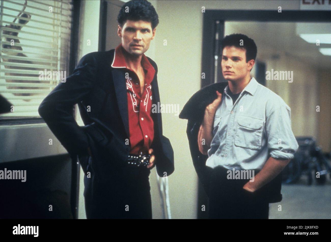 Everett McGill & James Marshall Film: Twin Peaks (serie TV) personaggi: Big ed Hurley, James Hurley USA 1990-1991, / Dt. Titel Auch: 'Das Geheimnis von Twin Peaks' 08 Aprile 1990 **ATTENZIONE** questa fotografia è ad uso esclusivamente editoriale ed è copyright delle PRODUZIONI TWIN PEAKS e/o del fotografo assegnato dalla Film o dalla Production Company e può essere riprodotta solo da pubblicazioni in congiunzione con la promozione del suddetto Film. È richiesto un credito obbligatorio per LE PRODUZIONI TWIN PEAKS. Il fotografo deve essere accreditato anche quando è noto. Nessun uso commerciale può essere concesso senza wri Foto Stock