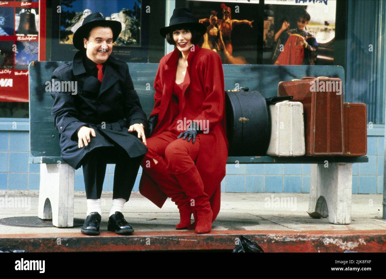 Dave Thomas & Sally Kellerman Film Boris and Natasha (1992) personaggi: Boris Badunov, Natasha fatale regista: Charles Martin Smith 17 aprile 1992 **WARNING** questa fotografia è solo per uso editoriale ed è copyright della 20TH CENTURY FOX e/o del fotografo assegnato dalla Film or Production Company e può essere riprodotta solo da pubblicazioni in concomitanza con la promozione del suddetto film. È richiesto un credito obbligatorio a 20TH CENTURY FOX. Il fotografo deve essere accreditato anche se conosciuto. Nessun uso commerciale può essere concesso senza l'autorizzazione scritta di The Film Company. Foto Stock