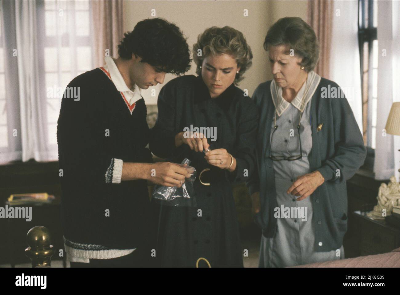 Jad Mager, Sarah Fearon & Uta Hagen Film: Reversing of Fortune (USA/UK/JP 1990) personaggi: Alexander von Auersberg, stepson, Ala von Auersberg & Maria, Sunny's Personal Maid / Literaturverfilmung Nach Der Autobiografie "Die Affäre Der Sunny von B. Nahaufnahme einer von Skandal-Bülow": (Basato sul libro autobiografico 'Inverti della fortuna: Dentro il caso von Bülow' di Alan M. Dershowitz) Direttore: Barbet Schroeder 12 Settembre 1990 **AVVERTIMENTO** questa foto è solo per uso editoriale ed è il copyright di INVERTI FILM INC. E/o il fotografo assegnato dal Film OR Foto Stock