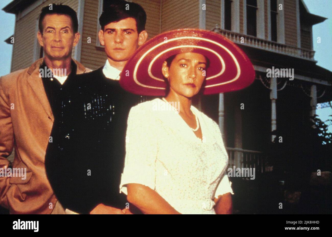 Anthony Perkins, Henry Thomas & Olivia Hussey Film: Psycho IV: The Beginning (1990) personaggi: Norman Bates, Young Norman Bates & norma Bates Direttore: Mick Garris 10 Novembre 1990 **ATTENZIONE** questa foto è solo per uso editoriale ed è il copyright di UNIVERSAL e/o del fotografo assegnato dalla Film o dalla Società di produzione e può essere riprodotto solo da pubblicazioni in concomitanza con la promozione del suddetto Film. È richiesto un credito obbligatorio per UNIVERSAL. Il fotografo deve essere accreditato anche quando è noto. Nessun uso commerciale può essere concesso senza autorizzazione scritta da parte di Foto Stock