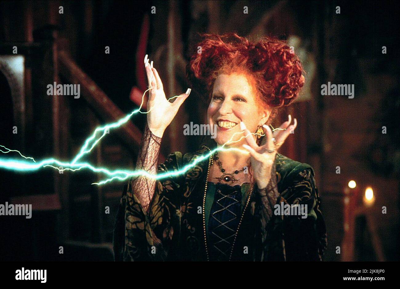 Bette Midler Film: Hocus Pocus (1993) personaggi: Winifred 'Winnie' Sanderson regista: Kenny Ortega 16 luglio 1993 **AVVISO** questa fotografia è solo per uso editoriale ed è copyright DI DISNEY e/o del fotografo assegnato dalla Film o dalla Società di produzione e può essere riprodotta solo da pubblicazioni in concomitanza con la promozione del suddetto Film. È richiesto un credito obbligatorio per DISNEY. Il fotografo deve essere accreditato anche quando è noto. Nessun uso commerciale può essere concesso senza l'autorizzazione scritta della Film Company. Foto Stock