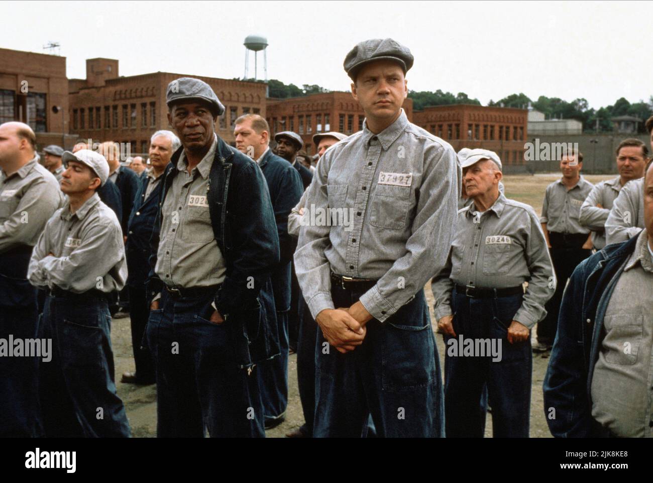 Morgan Freeman & Tim Robbins Film: The Shawshank Redemption (USA 1994) personaggi: Ellis Boyd 'Red' Redding & Andy Dufresne / Literaturverfilmung Nach Der Novelle 'Frühlingserwachen: Pin-Up' (basato sulla novella 'Rita Hayworth and Shawshank Redemption' di Stephen King) regista: Frank Darabont 10 Settembre 1994 **ATTENZIONE** questa foto è solo per uso editoriale ed è il copyright di COLUMBIA e/o del fotografo assegnato dalla Film o dalla Production Company e può essere riprodotto solo da pubblicazioni in concomitanza con la promozione del suddetto Film. Un credito obbligatorio per COLUMBIA è Foto Stock