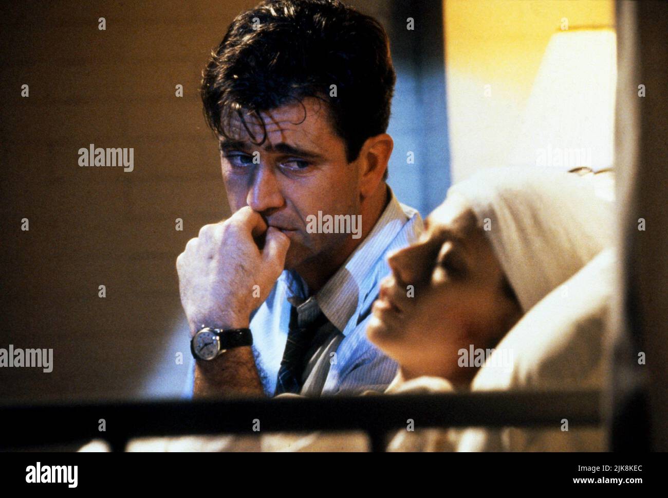 Mel Gibson & Isabel Glasser Film Forever Young (USA 1992) personaggi: Capitano Daniel McCormick & Helen regista: Steve Miner 11 dicembre 1992 **ATTENZIONE** questa fotografia è solo per uso editoriale ed è copyright DELLA WARNER BROS. E/o il fotografo assegnato dalla Film o dalla Production Company e può essere riprodotto solo da pubblicazioni in concomitanza con la promozione del suddetto Film. Un credito obbligatorio alla WARNER BROS. è obbligatorio. Il fotografo deve essere accreditato anche se conosciuto. Nessun uso commerciale può essere concesso senza l'autorizzazione scritta di The Film Company. Foto Stock