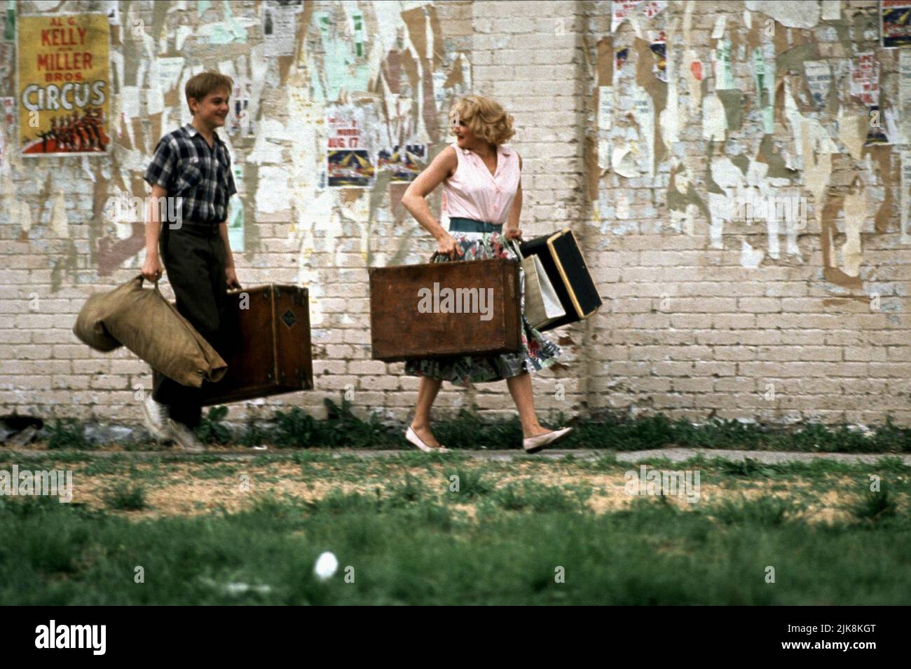 Leonardo Dicaprio, Ellen Barkin Film: The Boy'S Life (USA 1993) personaggi: Tobias 'Toby' Wolff, Caroline Wolff Hansen regista: Michael Caton-Jones 09 aprile 1993 **AVVISO** questa fotografia è solo per uso editoriale ed è copyright di WARNER BROS. E/o del fotografo assegnato dalla Film o dalla Production Company e può essere riprodotta solo da pubblicazioni in concomitanza con la promozione del suddetto Film. È richiesto un credito obbligatorio per WARNER BROS. Il fotografo deve essere accreditato anche quando è noto. Nessun uso commerciale può essere concesso senza l'autorizzazione scritta della Film Company Foto Stock