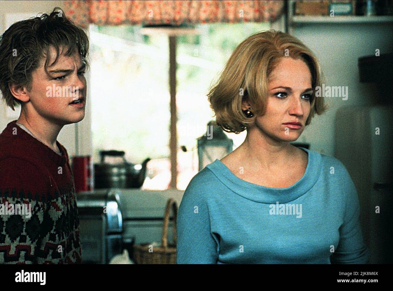 Leonardo Dicaprio, Ellen Barkin Film: The Boy'S Life (USA 1993) personaggi: Tobias 'Toby' Wolff, Caroline Wolff Hansen regista: Michael Caton-Jones 09 aprile 1993 **AVVISO** questa fotografia è solo per uso editoriale ed è copyright di WARNER BROS. E/o del fotografo assegnato dalla Film o dalla Production Company e può essere riprodotta solo da pubblicazioni in concomitanza con la promozione del suddetto Film. È richiesto un credito obbligatorio per WARNER BROS. Il fotografo deve essere accreditato anche quando è noto. Nessun uso commerciale può essere concesso senza autorizzazione scritta da parte del Film Compan Foto Stock