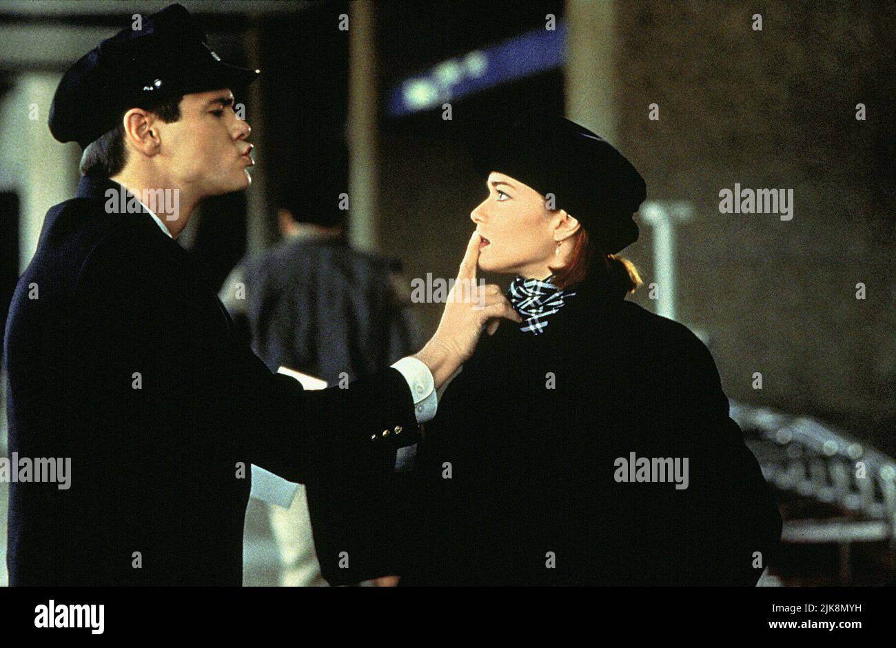 Jim Carrey & Lauren Holly Film Dumb & Dumber; Dumb and Dumber (USA 1994) personaggi: Lloyd & Mary regista: Peter Farrelly 06 dicembre 1994 **ATTENZIONE** questa fotografia è ad uso esclusivamente editoriale ed è copyright di NEW LINE CINEMA e/o del fotografo assegnato dalla Film or Production Company e può essere riprodotta solo da pubblicazioni in concomitanza con la promozione del suddetto film. È richiesto un credito obbligatorio per il CINEMA NEW LINE. Il fotografo deve essere accreditato anche se conosciuto. Nessun uso commerciale può essere concesso senza l'autorizzazione scritta di The Film Company. Foto Stock