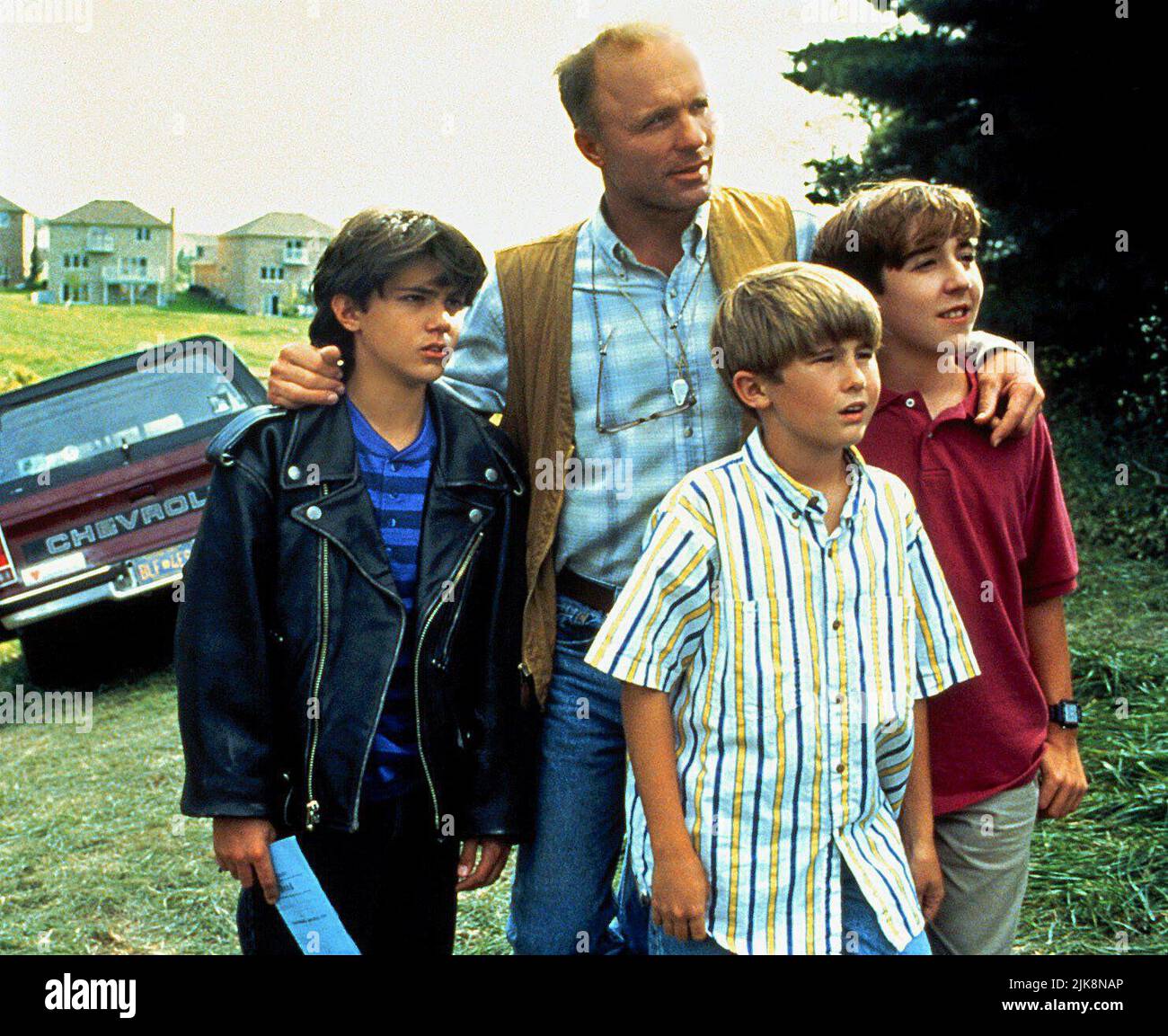 Brian Christopher, ed Harris, Michael Patrick carter, Adam Lavorgna Film: Milk Money (1994) personaggi: Kevin Clean, Tom Wheeler, Frank Wheeler, Brad Director: Richard Benjamin 31 agosto 1994 **AVVISO** questa foto è solo per uso editoriale ed è il copyright di PARAMOUNT e/o del fotografo assegnato dalla Film o dalla Production Company e può essere riprodotto solo da pubblicazioni in concomitanza con la promozione del suddetto Film. È necessario un credito obbligatorio per PARAMOUNT. Il fotografo deve essere accreditato anche quando è noto. Nessun uso commerciale può essere concesso senza autorizzazione scritta Foto Stock