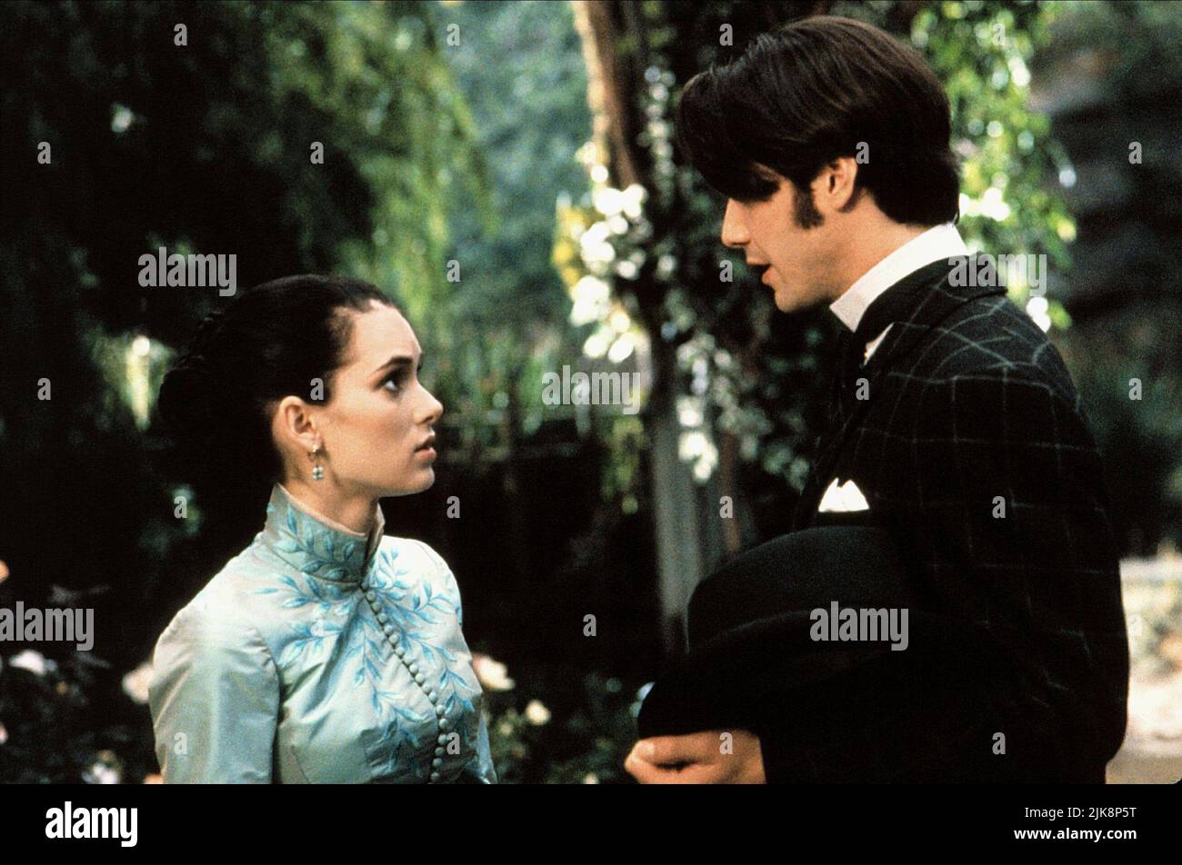 Winona Ryder & Keanu Reeves Film: Dracula; Dracula di Bram Stoker (USA 1992) personaggi: Mina Murray & Jonathan Harker / Literaturverfilmung (basato sul libro di Bram Stoker) regista: Francis Ford Coppola 13 Novembre 1992 **ATTENZIONE** questa fotografia è solo per uso editoriale ed è il copyright di COLUMBIA e/o del fotografo assegnato dalla Film or Production Company e può essere riprodotta solo da pubblicazioni in concomitanza con la promozione del suddetto Film. È richiesto un credito obbligatorio per COLUMBIA. Il fotografo deve essere accreditato anche quando è noto. Nessun uso commerciale può essere gra Foto Stock