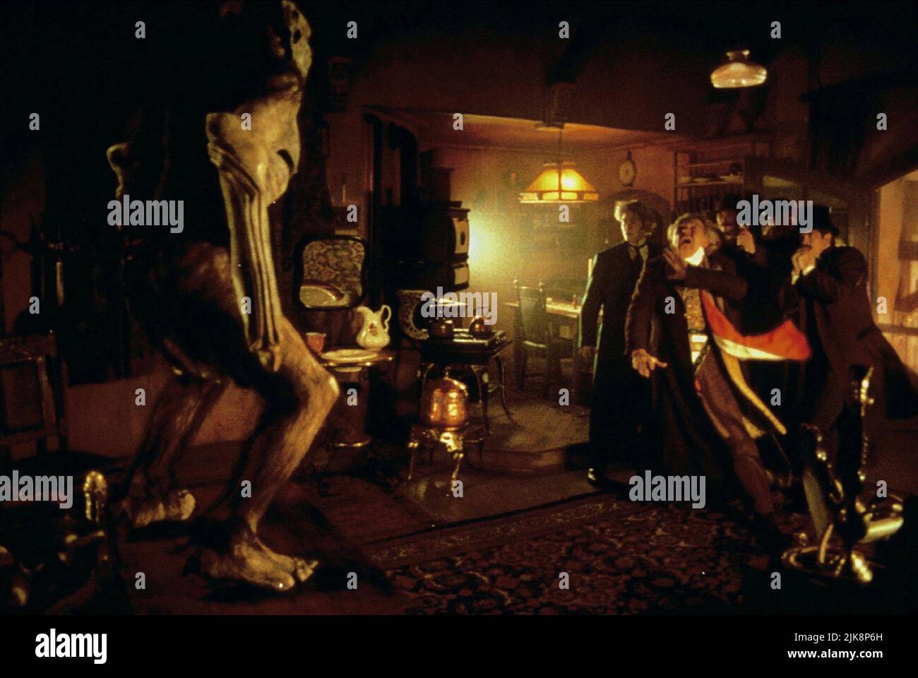 Keanu Reeves, Anthony Hopkins & Bill Campbell Film: Dracula; Dracula di Bram Stoker (USA 1992) personaggi: Jonathan Harker, Professor Abraham Van Helsing, Quincey P. Morris / Literaturverfilmung (basato sul libro di Bram Stoker) regista: Francis Ford Coppola 13 Novembre 1992 **ATTENZIONE** questa fotografia è solo per uso editoriale ed è il copyright di COLUMBIA e/o del fotografo assegnato dalla Film or Production Company e può essere riprodotta solo da pubblicazioni in concomitanza con la promozione del suddetto Film. È richiesto un credito obbligatorio per COLUMBIA. Il fotografo dovrebbe anche Foto Stock