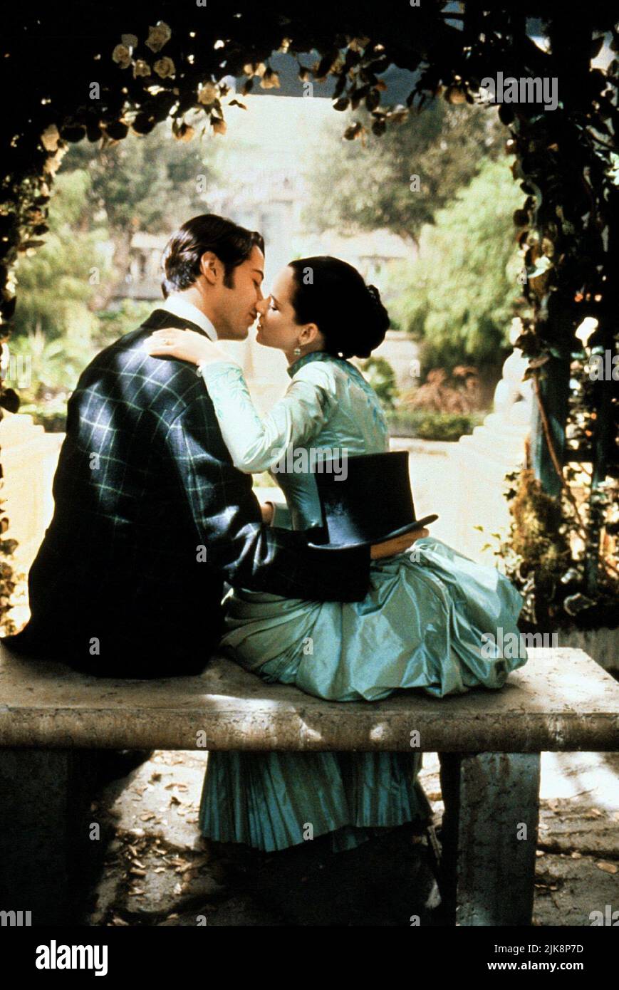 Keanu Reeves & Winona Ryder Film: Dracula; Dracula di Bram Stoker (USA 1992) personaggi: Jonathan Harker & Mina Murray / Literaturverfilmung (basato sul libro di Bram Stoker) regista: Francis Ford Coppola 13 Novembre 1992 **ATTENZIONE** questa fotografia è solo per uso editoriale ed è il copyright di COLUMBIA e/o del fotografo assegnato dalla Film or Production Company e può essere riprodotta solo da pubblicazioni in concomitanza con la promozione del suddetto Film. È richiesto un credito obbligatorio per COLUMBIA. Il fotografo deve essere accreditato anche quando è noto. Nessun uso commerciale può essere gra Foto Stock