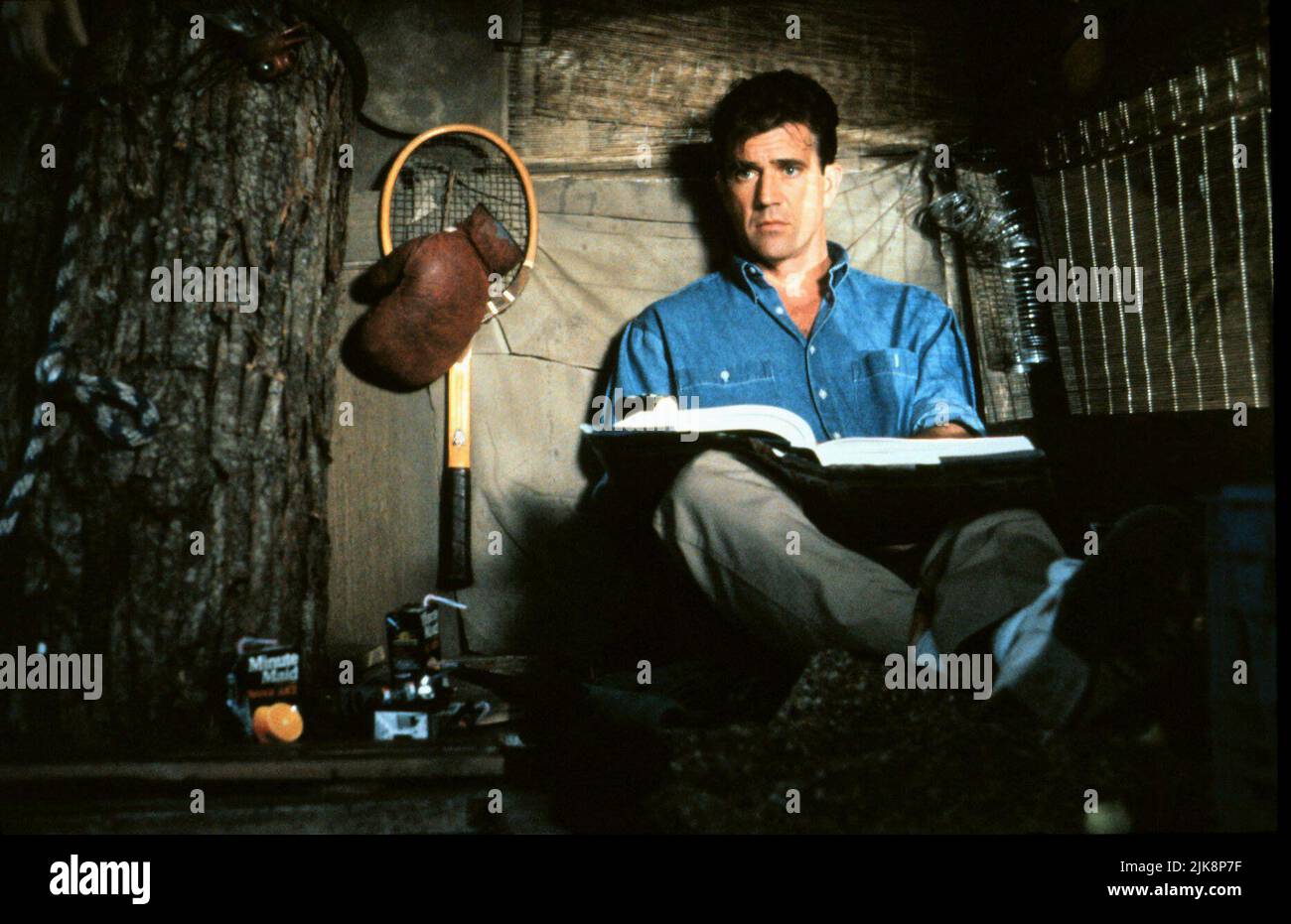 Mel Gibson Film Forever Young (USA 1992) personaggi: Capt. Daniel McCormick Direttore: Steve Miner 11 dicembre 1992 **ATTENZIONE** questa fotografia è solo per uso editoriale ed è copyright DELLA WARNER BROS. E/o il fotografo assegnato dalla Film o dalla Production Company e può essere riprodotto solo da pubblicazioni in concomitanza con la promozione del suddetto Film. Un credito obbligatorio alla WARNER BROS. è obbligatorio. Il fotografo deve essere accreditato anche se conosciuto. Nessun uso commerciale può essere concesso senza l'autorizzazione scritta di The Film Company. Foto Stock