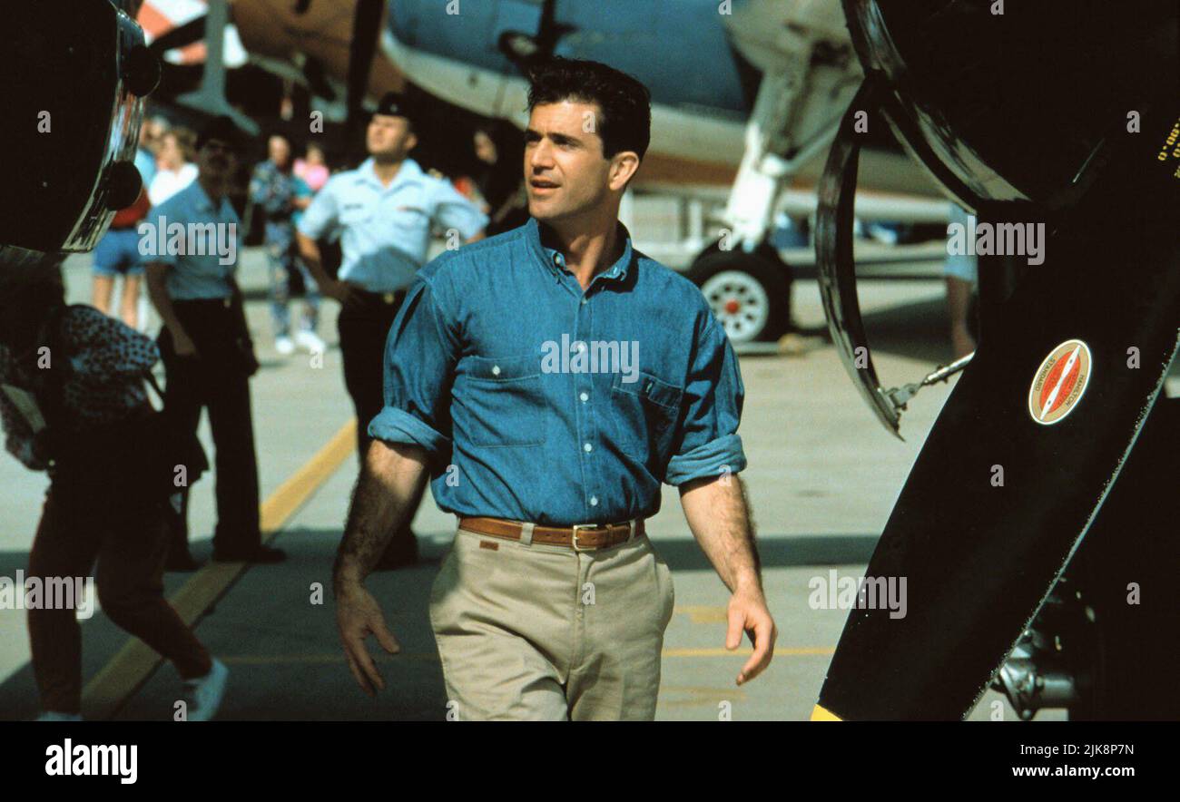 Mel Gibson Film Forever Young (USA 1992) personaggi: Capt. Daniel McCormick Direttore: Steve Miner 11 dicembre 1992 **ATTENZIONE** questa fotografia è solo per uso editoriale ed è copyright DELLA WARNER BROS. E/o il fotografo assegnato dalla Film o dalla Production Company e può essere riprodotto solo da pubblicazioni in concomitanza con la promozione del suddetto Film. Un credito obbligatorio alla WARNER BROS. è obbligatorio. Il fotografo deve essere accreditato anche se conosciuto. Nessun uso commerciale può essere concesso senza l'autorizzazione scritta di The Film Company. Foto Stock