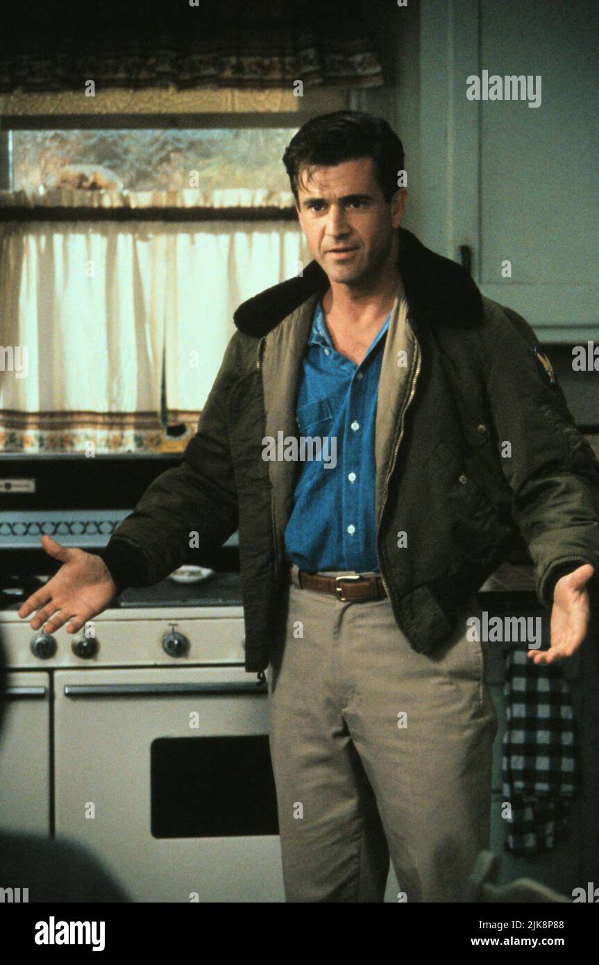 Mel Gibson Film Forever Young (USA 1992) personaggi: Capt. Daniel McCormick Direttore: Steve Miner 11 dicembre 1992 **ATTENZIONE** questa fotografia è solo per uso editoriale ed è copyright DELLA WARNER BROS. E/o il fotografo assegnato dalla Film o dalla Production Company e può essere riprodotto solo da pubblicazioni in concomitanza con la promozione del suddetto Film. Un credito obbligatorio alla WARNER BROS. è obbligatorio. Il fotografo deve essere accreditato anche se conosciuto. Nessun uso commerciale può essere concesso senza l'autorizzazione scritta di The Film Company. Foto Stock