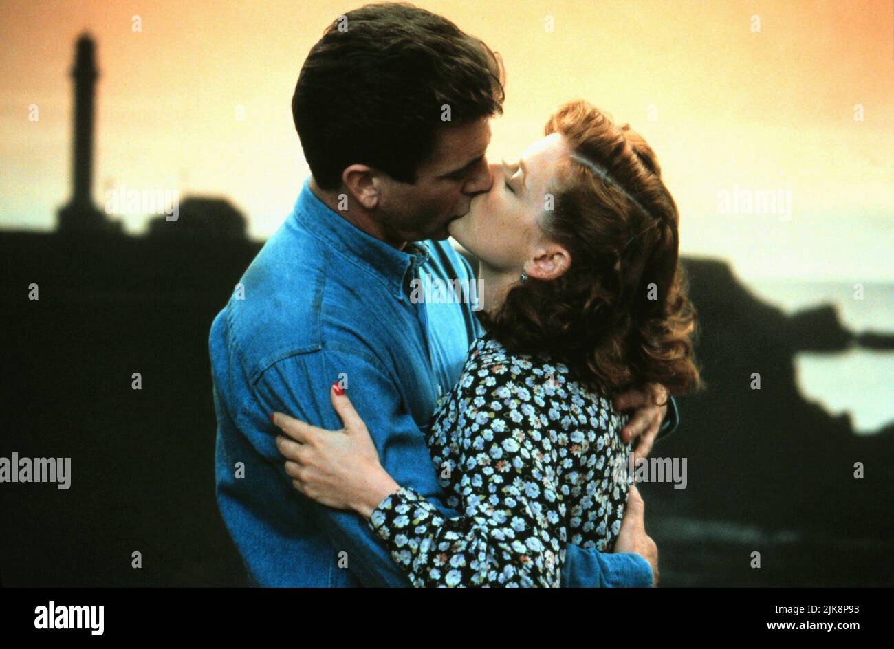 Mel Gibson & Isabel Glasser Film Forever Young (USA 1992) personaggi: Capitano Daniel McCormick & Helen regista: Steve Miner 11 dicembre 1992 **ATTENZIONE** questa fotografia è solo per uso editoriale ed è copyright DELLA WARNER BROS. E/o il fotografo assegnato dalla Film o dalla Production Company e può essere riprodotto solo da pubblicazioni in concomitanza con la promozione del suddetto Film. Un credito obbligatorio alla WARNER BROS. è obbligatorio. Il fotografo deve essere accreditato anche se conosciuto. Nessun uso commerciale può essere concesso senza l'autorizzazione scritta di The Film Company. Foto Stock