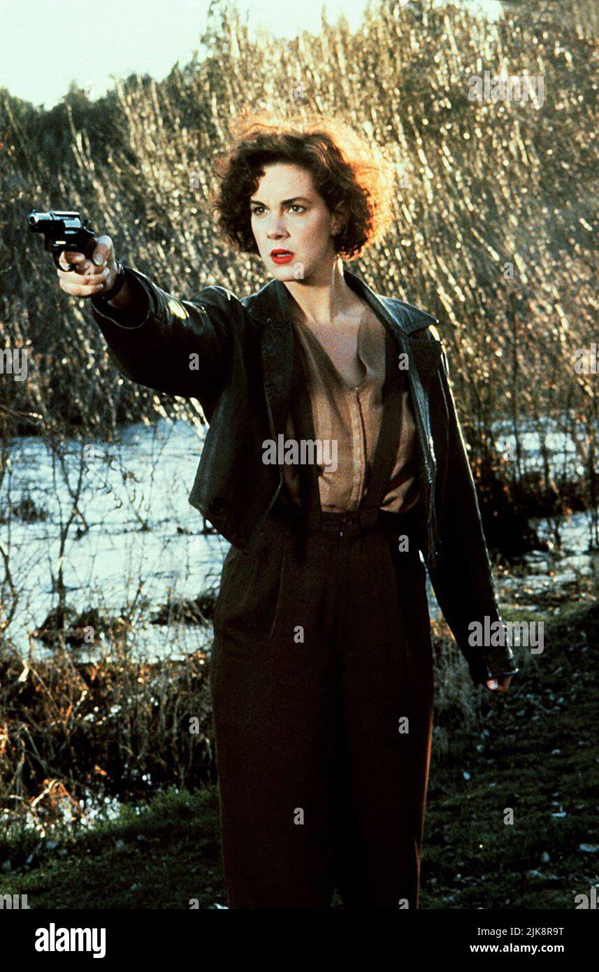 Elizabeth Perkins Film: Love at Large (1990) personaggi: Stella Wynkowski regista: Alan Rudolph 09 marzo 1990 **AVVISO** questa fotografia è solo per uso editoriale ed è copyright di ORION e/o del fotografo assegnato dalla Film o dalla Società di produzione e può essere riprodotta solo da pubblicazioni in concomitanza con la promozione del suddetto Film. È richiesto un credito obbligatorio per ORION. Il fotografo deve essere accreditato anche quando è noto. Nessun uso commerciale può essere concesso senza l'autorizzazione scritta della Film Company. Foto Stock