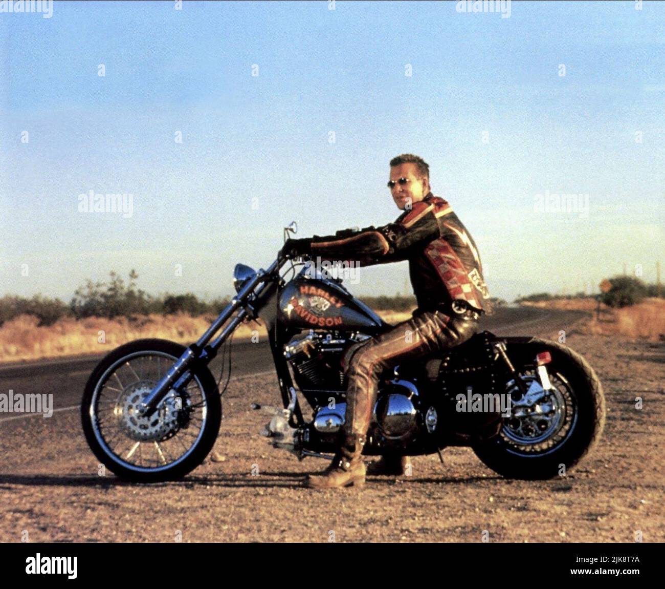 Mickey Rourke Film: Harley Davidson e The Marlboro Man (USA 1991) personaggi: Harley Davidson regista: Simon Wincer 23 Agosto 1991 **ATTENZIONE** questa fotografia è solo per uso editoriale ed è copyright di MGM e/o del fotografo assegnato dalla Film o dalla Società di produzione e può essere riprodotta solo da pubblicazioni in concomitanza con la promozione del suddetto Film. È richiesto un credito obbligatorio per MGM. Il fotografo deve essere accreditato anche quando è noto. Nessun uso commerciale può essere concesso senza l'autorizzazione scritta della Film Company. Foto Stock