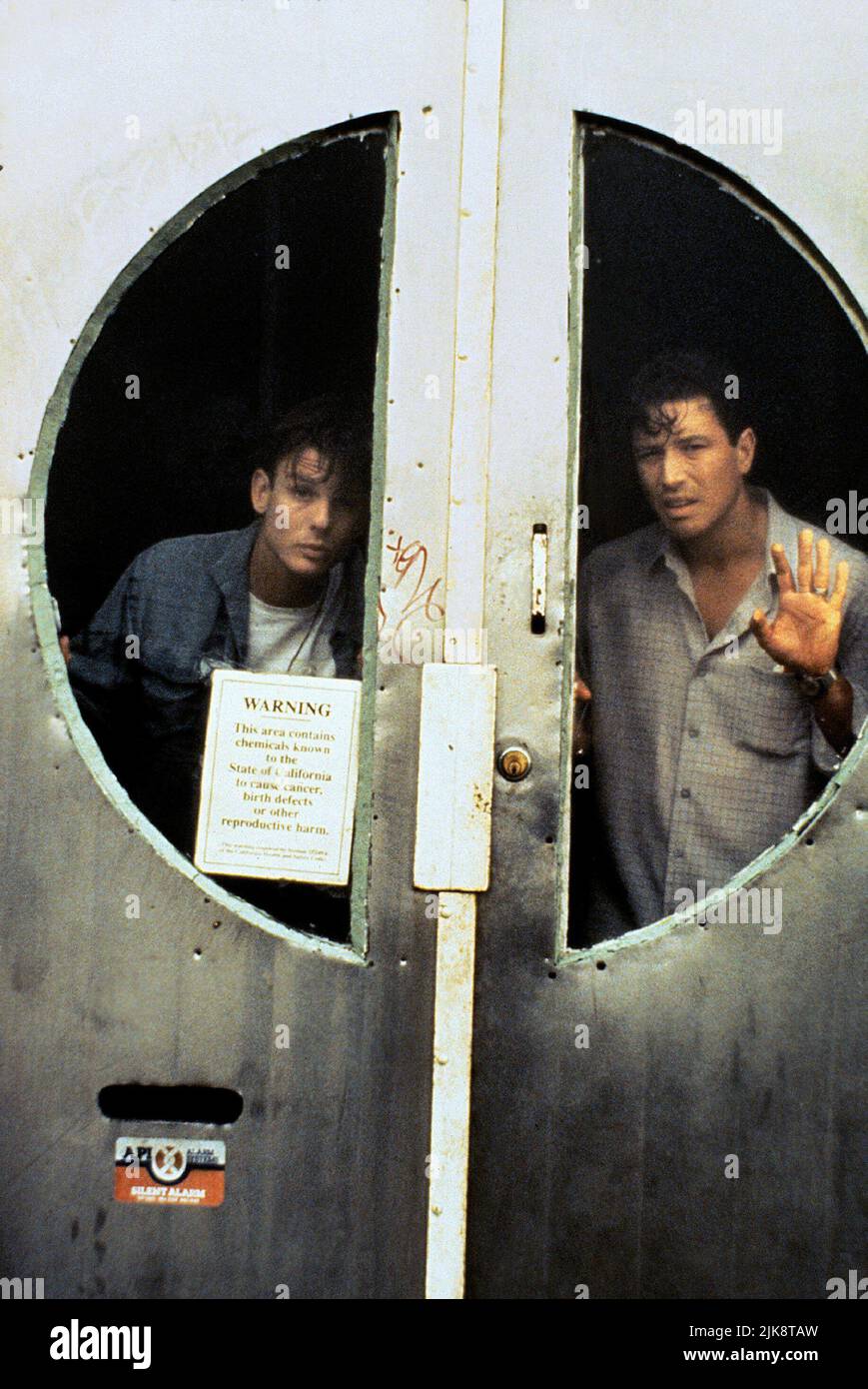 Peter Berg & Brian Wimmer Film Late for Dinner (1991) personaggi: Frank Lovegren & Willie marito regista: W.D. Richter 20 settembre 1991 **ATTENZIONE** questa fotografia è solo per uso editoriale ed è copyright di NEW LINE e/o del fotografo assegnato dalla Film or Production Company e può essere riprodotta solo da pubblicazioni in concomitanza con la promozione del suddetto Film. È richiesto un credito obbligatorio per LA NUOVA RIGA. Il fotografo deve essere accreditato anche se conosciuto. Nessun uso commerciale può essere concesso senza l'autorizzazione scritta di The Film Company. Foto Stock