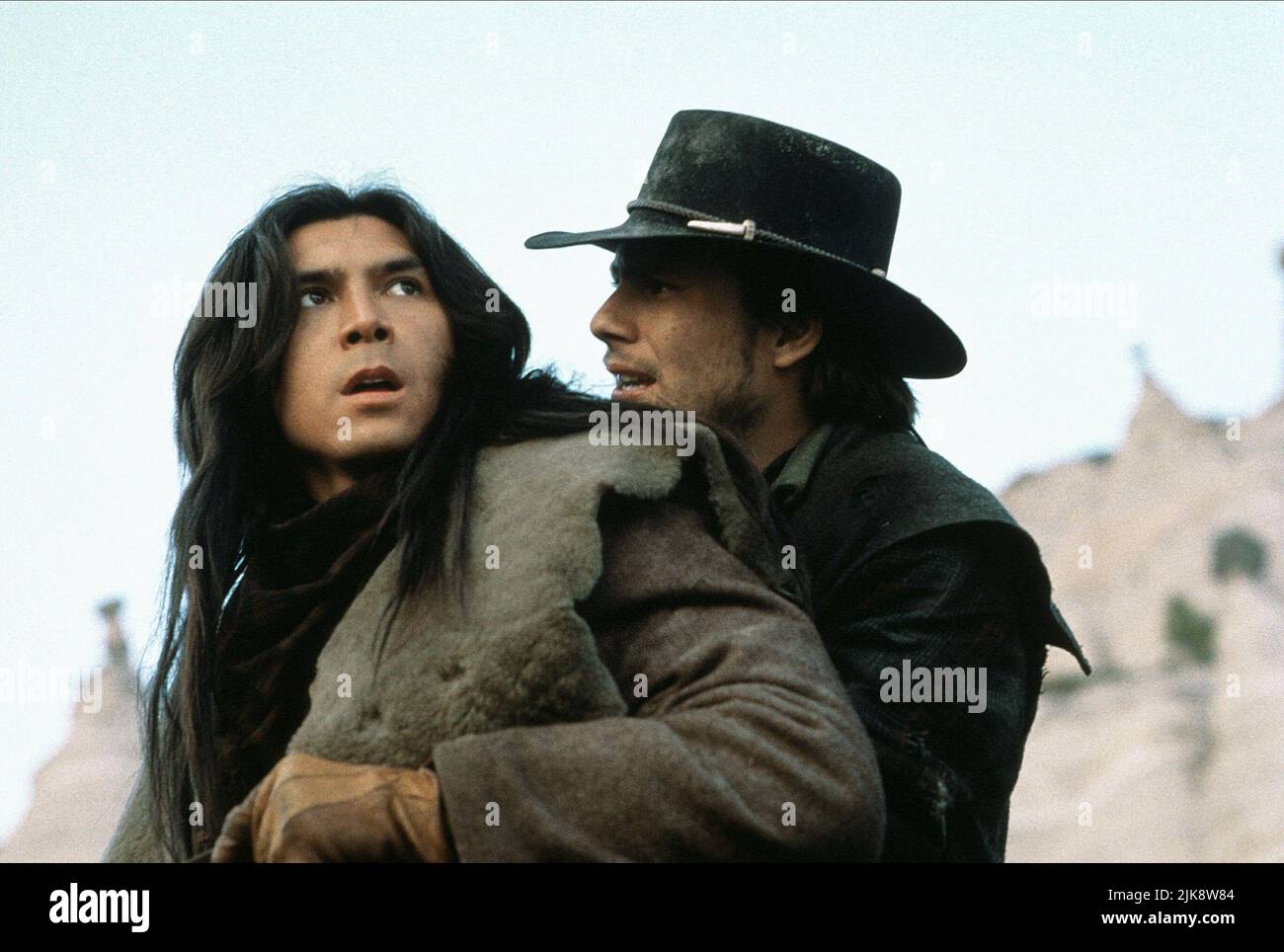 Lou Diamond Phillips, Christian Slater Film: Young Guns II; Young Guns II: Blaze of Glory (USA 1990) personaggi: 'Jose' Chavez y Chavez, Arkansas Dave Rudabaugh regista: Geoff Murphy 30 luglio 1990 **AVVISO** questa foto è solo per uso editoriale ed è il copyright di 20th CENTURY FOX e/o il fotografo assegnato dalla Film o dalla Società di produzione e può essere riprodotto solo da pubblicazioni in concomitanza con la promozione del suddetto Film. È richiesto un credito obbligatorio per 20th CENTURY FOX. Il fotografo deve essere accreditato anche quando è noto. Nessun uso commerciale può essere concesso senza Foto Stock