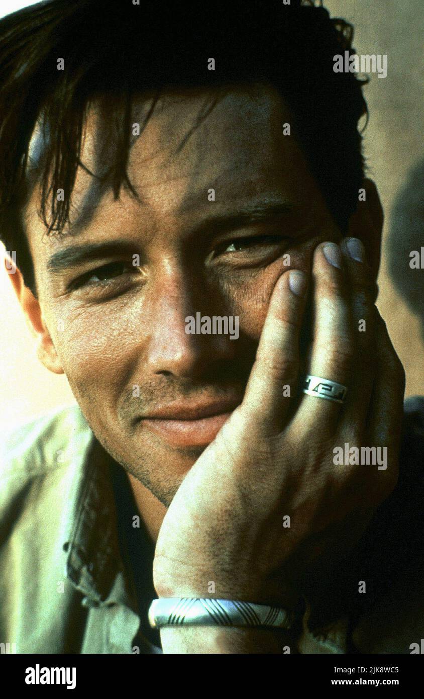 Brian Wimmer Film Late for Dinner (1991) personaggi: Willie Husband regista: W.D. Richter 20 settembre 1991 **ATTENZIONE** questa fotografia è solo per uso editoriale ed è copyright della NUOVA LINEA e/o del fotografo assegnato dalla Film o Production Company e può essere riprodotta solo da pubblicazioni in concomitanza con la promozione del suddetto Film. È richiesto un credito obbligatorio per LA NUOVA RIGA. Il fotografo deve essere accreditato anche se conosciuto. Nessun uso commerciale può essere concesso senza l'autorizzazione scritta di The Film Company. Foto Stock