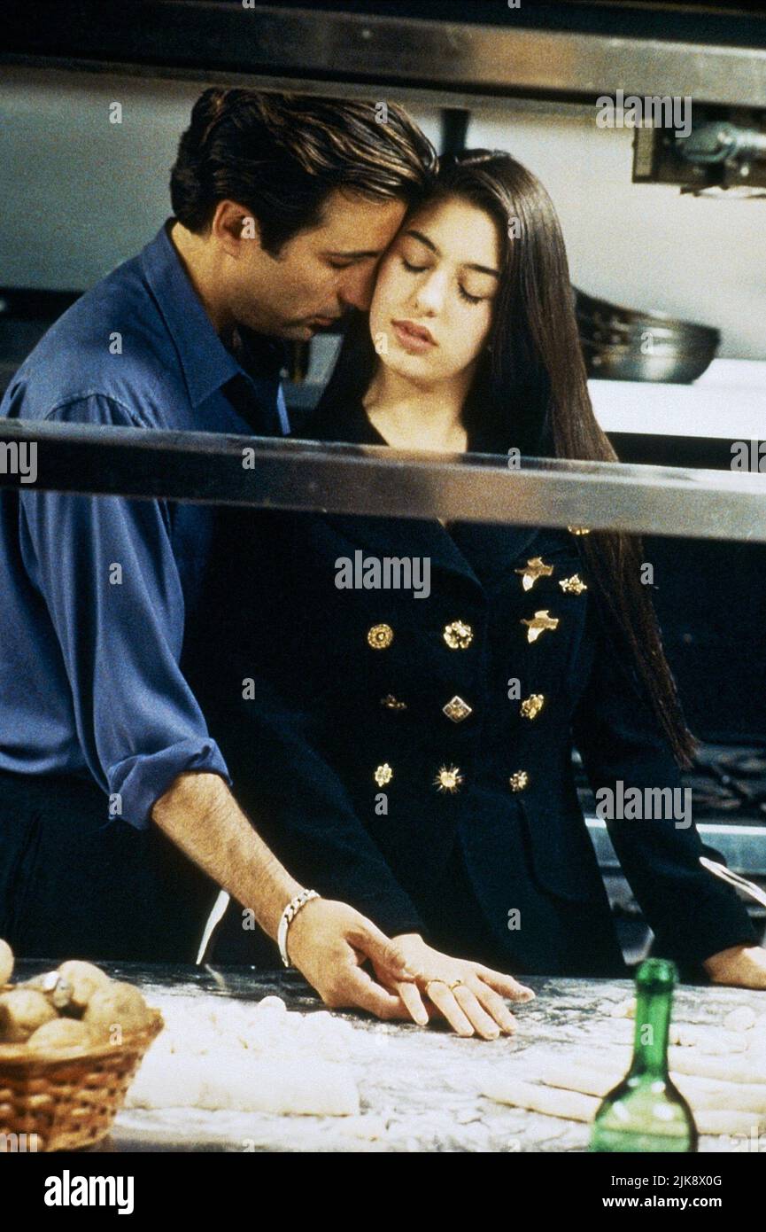 Andy Garcia & Sofia Coppola Film il Padrino: Parte III (USA 1990) personaggi: Vincent Mancini,Mary Corleone regista: Francis Ford Coppola 20 dicembre 1990 **ATTENZIONE** questa fotografia è ad uso esclusivamente editoriale ed è copyright della PARAMOUNT e/o del fotografo assegnato dalla Film o Production Company e può essere riprodotta solo da pubblicazioni in concomitanza con la promozione del suddetto Film. È richiesto un credito obbligatorio per LA PRIORITÀ. Il fotografo deve essere accreditato anche se conosciuto. Nessun uso commerciale può essere concesso senza l'autorizzazione scritta di The Film Company. Foto Stock