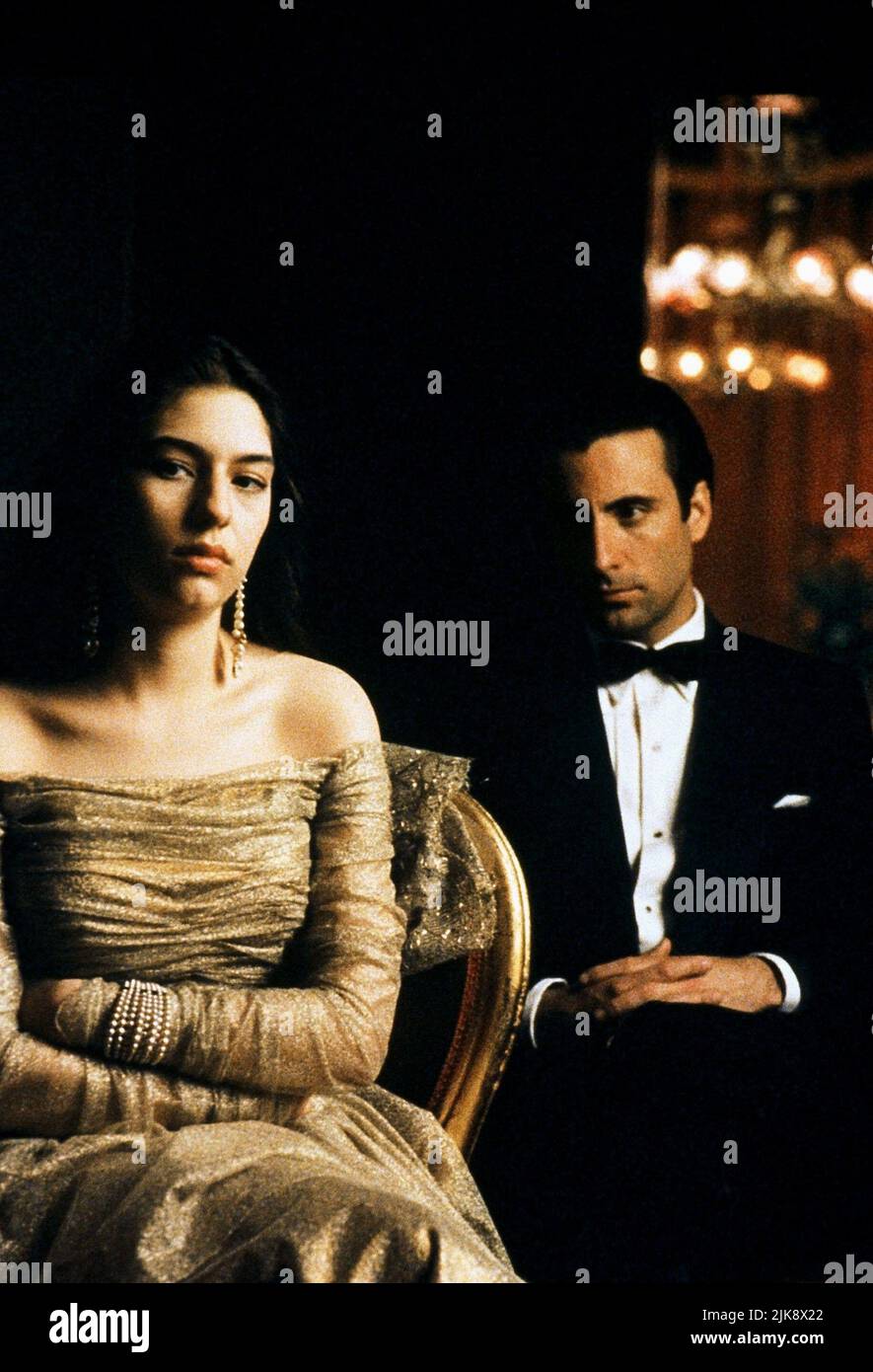 Sofia Coppola & Andy Garcia Film il Padrino: Parte III (USA 1990) personaggi: Mary Corleone,Vincent Mancini regista: Francis Ford Coppola 20 dicembre 1990 **ATTENZIONE** questa fotografia è ad uso esclusivamente editoriale ed è copyright della PARAMOUNT e/o del fotografo assegnato dalla Film o Production Company e può essere riprodotta solo da pubblicazioni in concomitanza con la promozione del suddetto Film. È richiesto un credito obbligatorio per LA PRIORITÀ. Il fotografo deve essere accreditato anche se conosciuto. Nessun uso commerciale può essere concesso senza l'autorizzazione scritta di The Film Company. Foto Stock