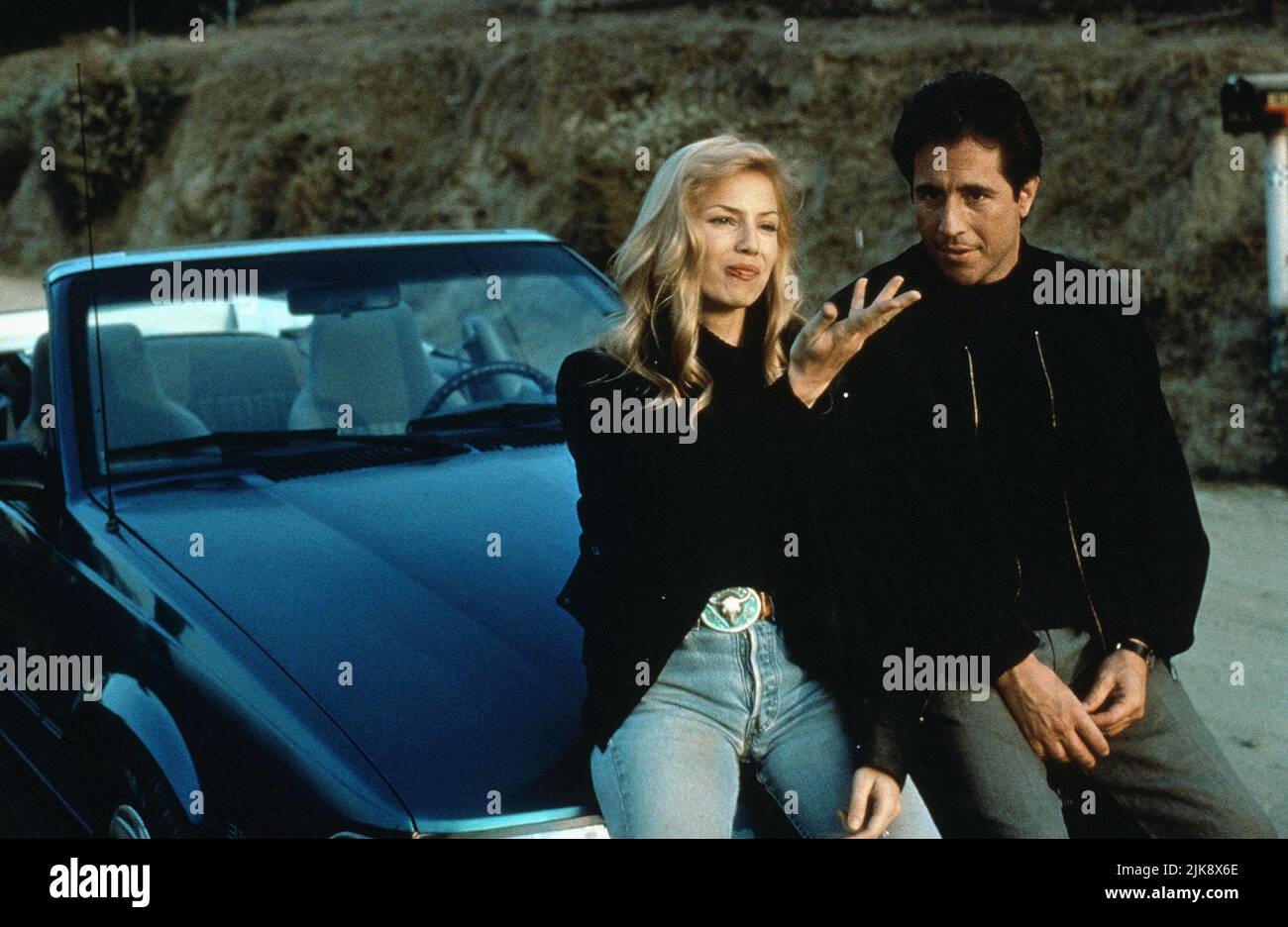 Traci Lords, Jaime Alba Film Ice (1994) personaggi: Ellen Reed, Det. Alan Little Director: Brook Yeaton 15 giugno 1994 **ATTENZIONE** questa fotografia è solo per uso editoriale ed è copyright di PM ENT. E/o il fotografo assegnato dalla Film o dalla Production Company e può essere riprodotto solo da pubblicazioni in concomitanza con la promozione del suddetto Film. Un credito obbligatorio a PM ENT. è obbligatorio. Il fotografo deve essere accreditato anche se conosciuto. Nessun uso commerciale può essere concesso senza l'autorizzazione scritta di The Film Company. Foto Stock