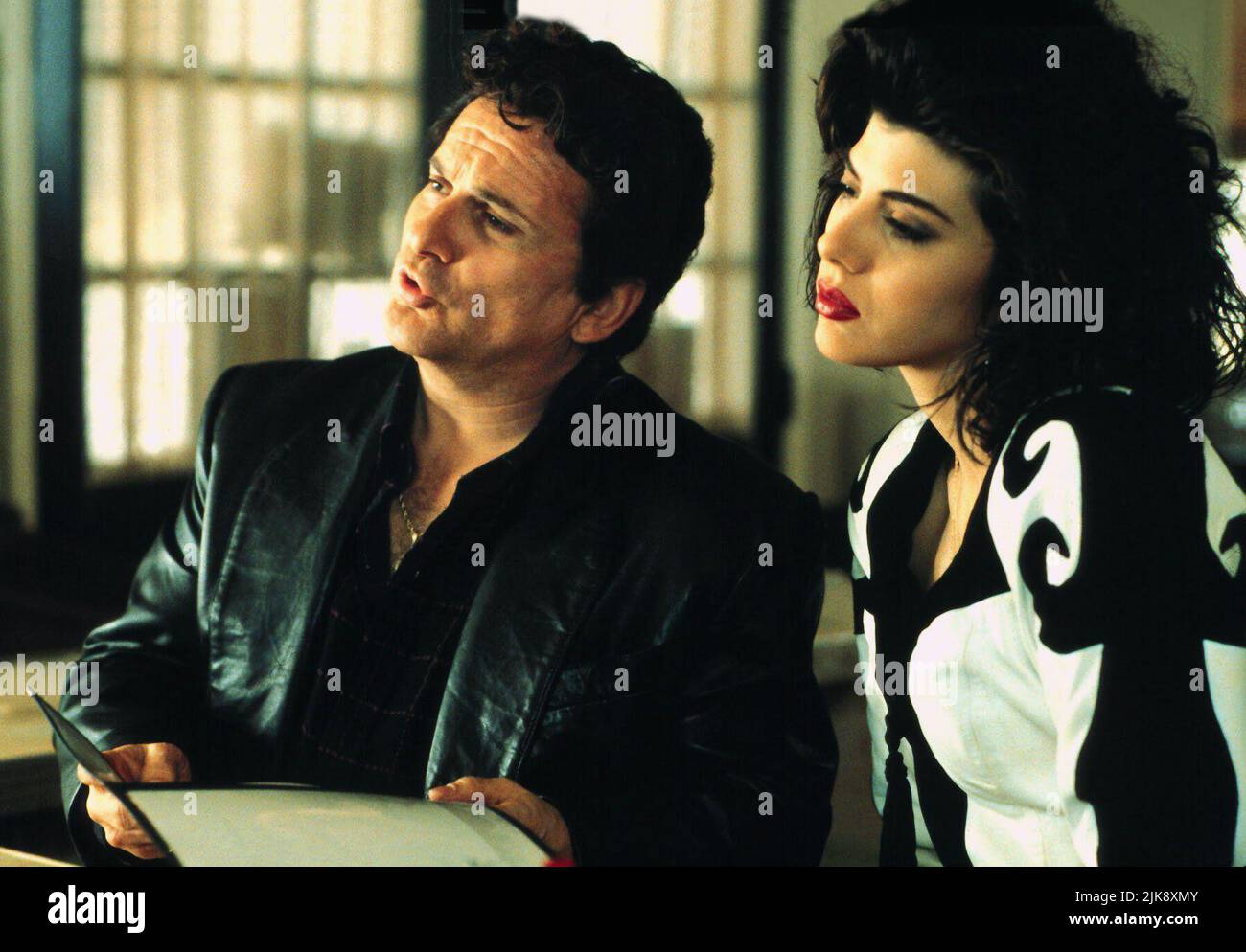 Joe Pesci & Marisa Tomei Film: My Cousin Vinny (1992) personaggi: Vincent 'Vinny' Gambini & Mona Lisa Vito regista: Jonathan Lynn 13 marzo 1992 **AVVISO** questa foto è solo per uso editoriale ed è il copyright di 20 CENTURY FOX e/o il fotografo assegnato dalla Film o dalla Production Company e può essere riprodotto solo da pubblicazioni in concomitanza con la promozione del suddetto Film. È richiesto un credito obbligatorio per 20 CENTURY FOX. Il fotografo deve essere accreditato anche quando è noto. Nessun uso commerciale può essere concesso senza l'autorizzazione scritta della Film Company. Foto Stock