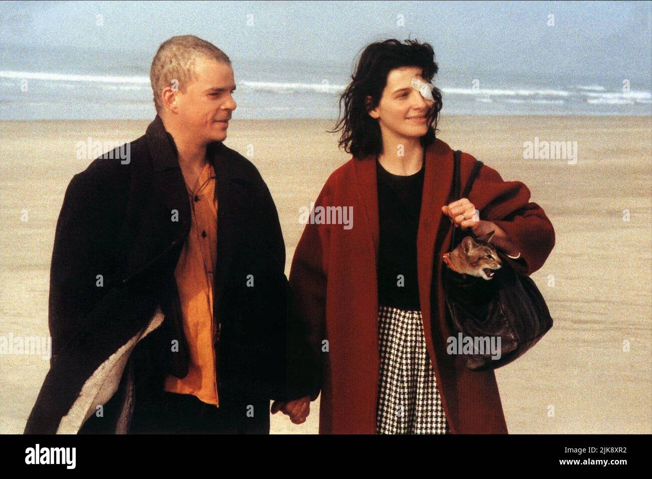 Denis Lavant & Juliette Binoche Film: Les Amants Du Pont-Neuf; gli amanti del Ponte (Les Amant du Pont-Neuf) personaggi: Alex & Michele Stalens Fr 1991, Direttore: Leos Carax 16 ottobre 1991 **ATTENZIONE** questa foto è ad uso esclusivamente editoriale ed è copyright di GAUMONT e/o del fotografo assegnato dalla Film o dalla Production Company e può essere riprodotta solo da pubblicazioni in concomitanza con la promozione del suddetto Film. È richiesto un credito obbligatorio per GAUMONT. Il fotografo deve essere accreditato anche quando è noto. Nessun uso commerciale può essere concesso senza autorizzazione scritta Foto Stock