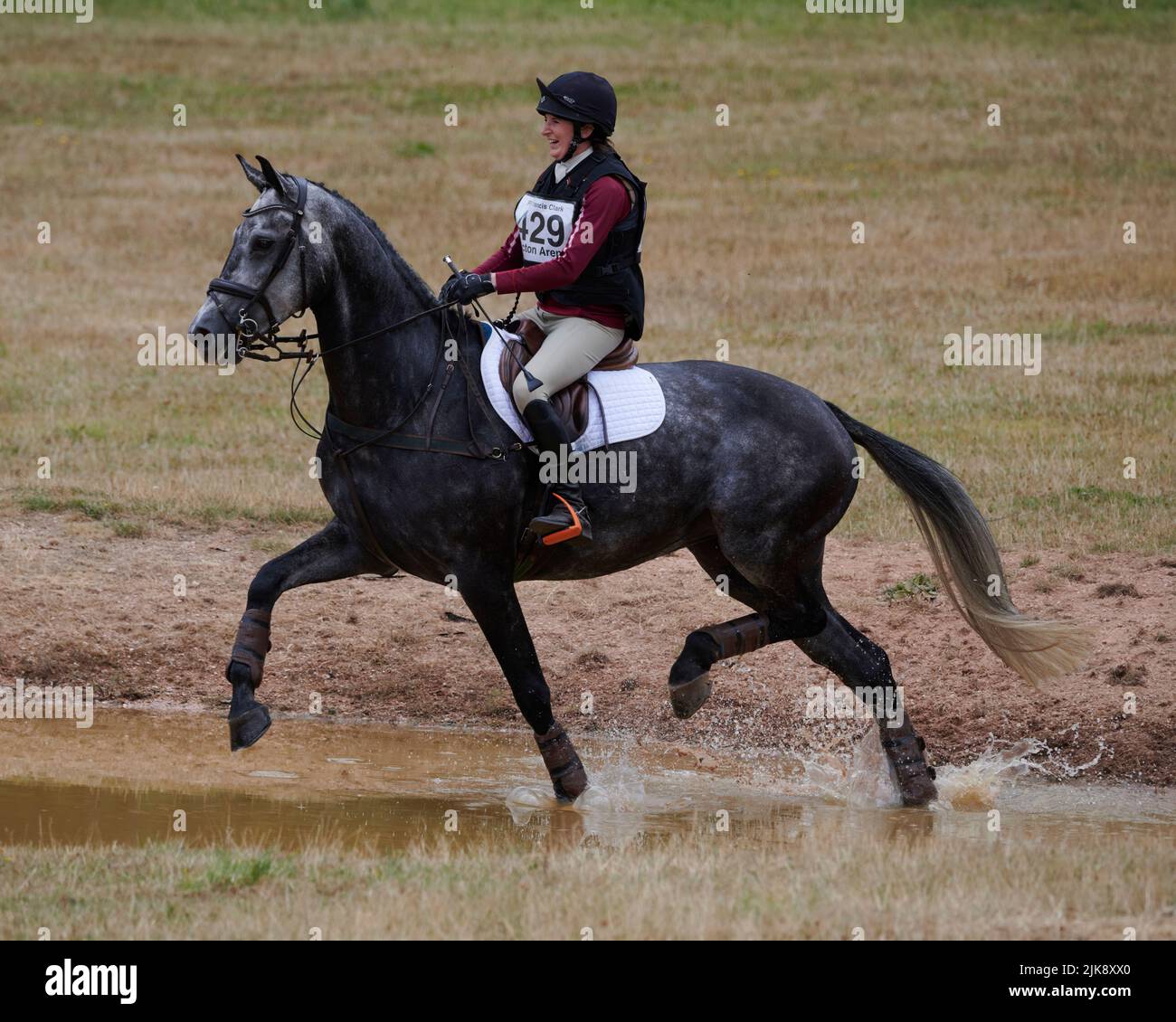 East Budleigh Salterton, Regno Unito, 31 Lug, 2022, Jess Elliot che guida MGH Cassira durante la sezione Cross-Country a Bicton Horse Trials. Credit: Will Tudor/Alamy Live News Foto Stock