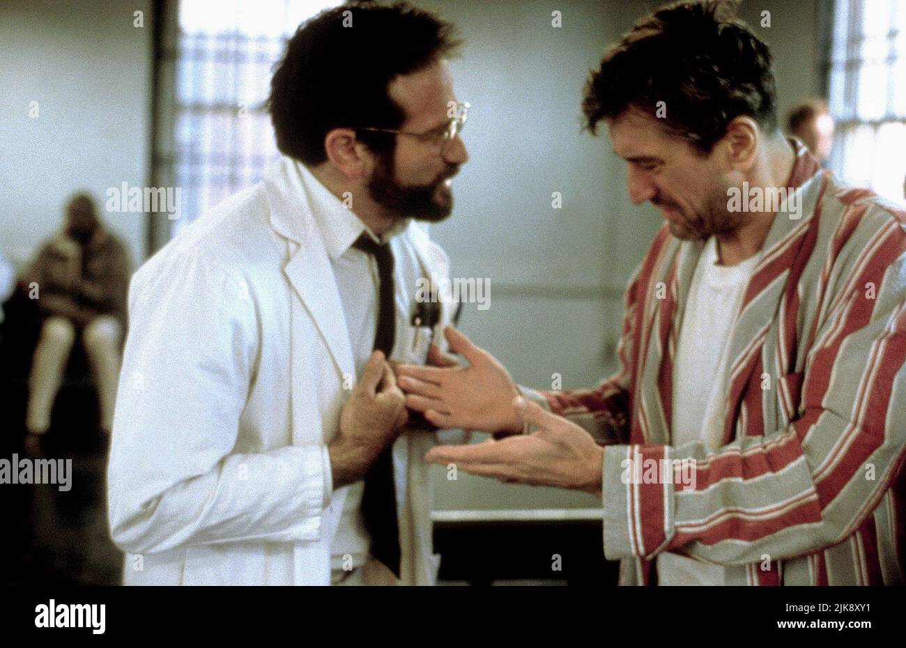 Robin Williams & Robert De Niro Film: Wakenings (USA 1990) personaggi: Dr. Malcolm Bayer & Leonard Lowe regista: Penny Marshall 12 dicembre 1990 **AVVISO** questa foto è solo per uso editoriale ed è il copyright delle IMMAGINI COLUMBIA e/o del fotografo assegnato dalla Film o dalla Production Company e può essere riprodotto solo da pubblicazioni in concomitanza con la promozione del suddetto Film. È richiesto un credito obbligatorio per LE IMMAGINI COLUMBIA. Il fotografo deve essere accreditato anche quando è noto. Nessun uso commerciale può essere concesso senza l'autorizzazione scritta della Film Company. Foto Stock