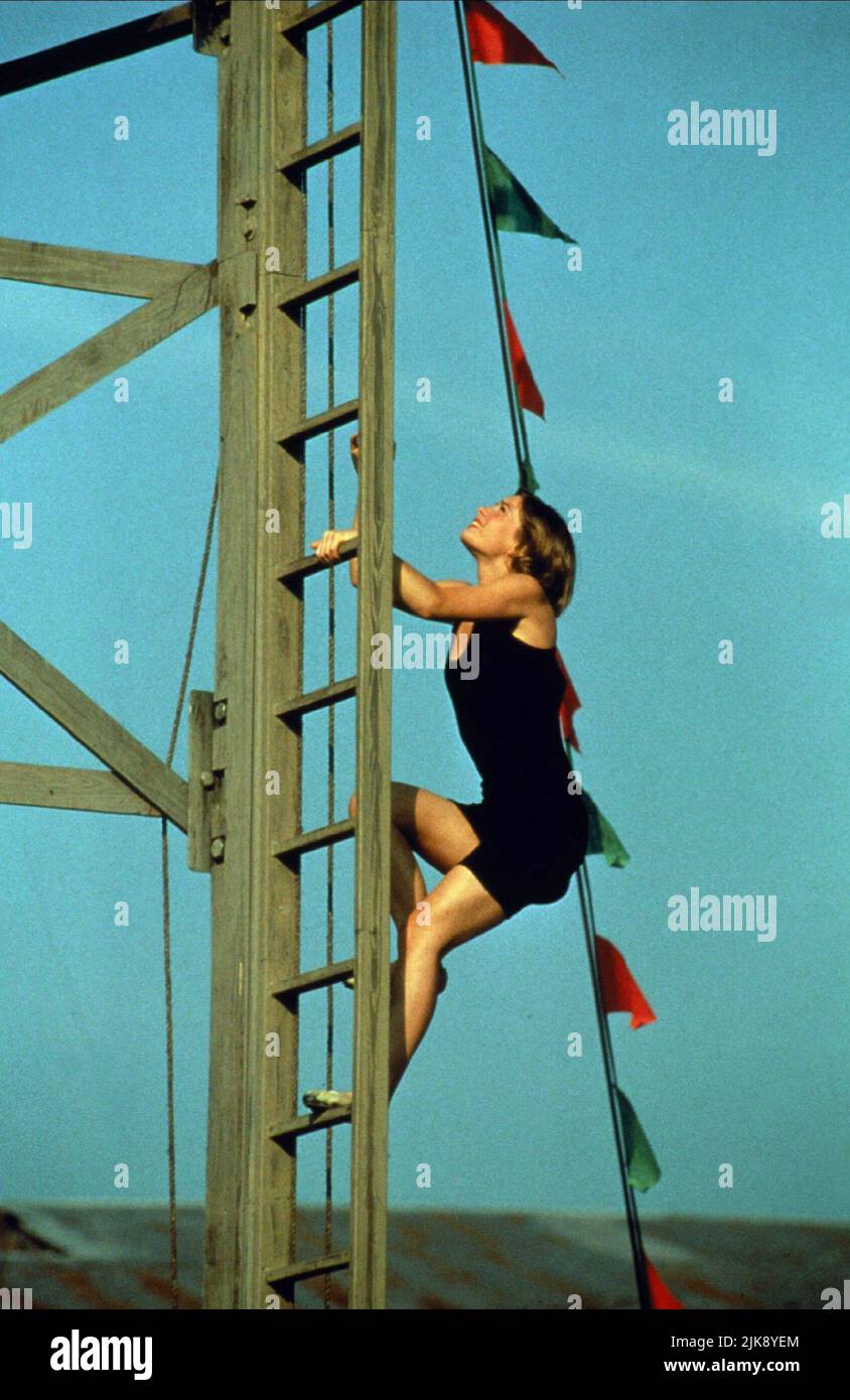 Gabrielle Anwar Film Wild Hearts CAN't Be Broken (1991) personaggi: Sonora Webster regista: Steve Miner 24 maggio 1991 **ATTENZIONE** questa fotografia è solo per uso editoriale ed è copyright di WALT DISNEY e/o del fotografo assegnato dalla Film o Production Company e può essere riprodotta solo da pubblicazioni in concomitanza con la promozione del suddetto Film. È richiesto un credito obbligatorio a WALT DISNEY. Il fotografo deve essere accreditato anche se conosciuto. Nessun uso commerciale può essere concesso senza l'autorizzazione scritta di The Film Company. Foto Stock
