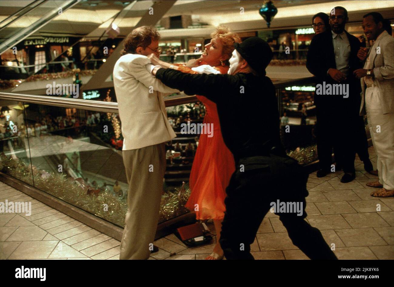Woody Allen, Bette Midler e Bill Irwin Film: Scenes from A Mall (1991) personaggi: Nick Fifer, Deborah Fifer, MIME Director: Paul Mazursky 22 Febbraio 1991 **ATTENZIONE** questa foto è solo per uso editoriale ed è il copyright di METRO-GOLDWYN-MAYER e/o del fotografo assegnato dalla Film o dalla Società di produzione e può essere riprodotto solo da pubblicazioni in concomitanza con la promozione del suddetto Film. È richiesto un credito obbligatorio per METRO-GOLDWYN-MAYER. Il fotografo deve essere accreditato anche quando è noto. Nessun uso commerciale può essere concesso senza autorizzazione scritta da parte della pellicola Foto Stock