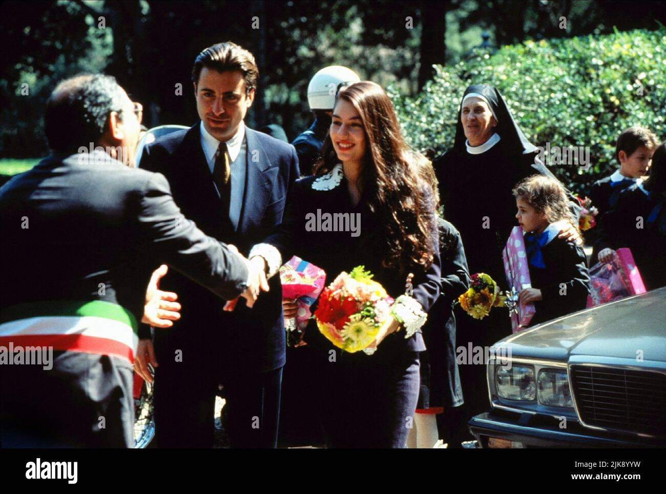 Andy Garcia & Sofia Coppola Film il Padrino: Parte III (USA 1990) personaggi: Vincent Mancini, Mary Corleone regista: Francis Ford Coppola 20 dicembre 1990 **ATTENZIONE** questa fotografia è ad uso esclusivamente editoriale ed è copyright della PARAMOUNT e/o del fotografo assegnato dalla Film o Production Company e può essere riprodotta solo da pubblicazioni in concomitanza con la promozione del suddetto Film. È richiesto un credito obbligatorio per LA PRIORITÀ. Il fotografo deve essere accreditato anche se conosciuto. Nessun uso commerciale può essere concesso senza l'autorizzazione scritta di The Film Company. Foto Stock