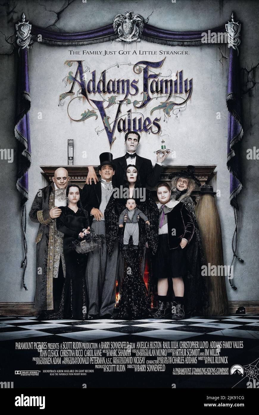 Christopher Lloyd, Christina Ricci, Raul Julia, Carel Struycken, Anjelica Huston, Jimmy Workman & Carol Kane Poster Film: Addams Family Values (USA 1993) personaggi: Uncle Fester Addams, Wednesday Addams, Gomez Addams, Morticia Addams, Lurch, Pugsley Addams, nonna, Thing Director: Barry Sonnenfeld 19 novembre 1993 **AVVISO** questa fotografia è esclusivamente ad uso editoriale ed è copyright delle IMMAGINI DI PRIMARIA IMPORTANZA e/o del fotografo assegnato dalla Film o dalla Società di produzione e può essere riprodotta solo da pubblicazioni in concomitanza con la promozione del suddetto Film. Un credito obbligatorio Foto Stock
