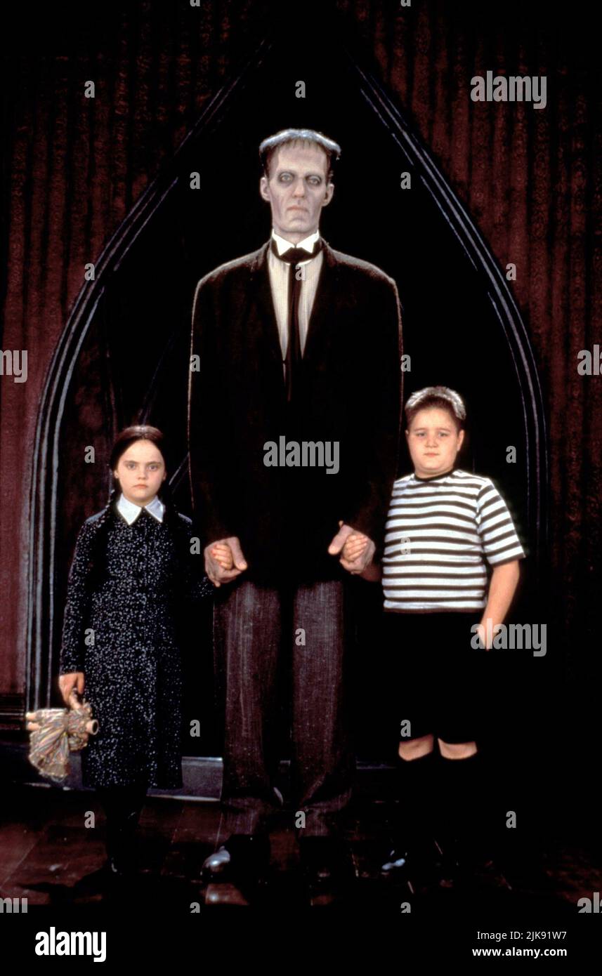 CAREL Struycken, Christina Ricci & Jimmy Workman Film: The Addams Family (1991) personaggi: Lurch, Wednesday Addams, Pugsley Addams regista: Barry Sonnenfeld 22 novembre 1991 **AVVISO** questa fotografia è solo per uso editoriale ed è il copyright di PARAMOUNT e/o del fotografo assegnato dalla Film o dalla Società di produzione e può essere riprodotta solo da pubblicazioni in concomitanza con la promozione del suddetto Film. È necessario un credito obbligatorio per PARAMOUNT. Il fotografo deve essere accreditato anche quando è noto. Nessun uso commerciale può essere concesso senza autorizzazione scritta da parte della pellicola Foto Stock